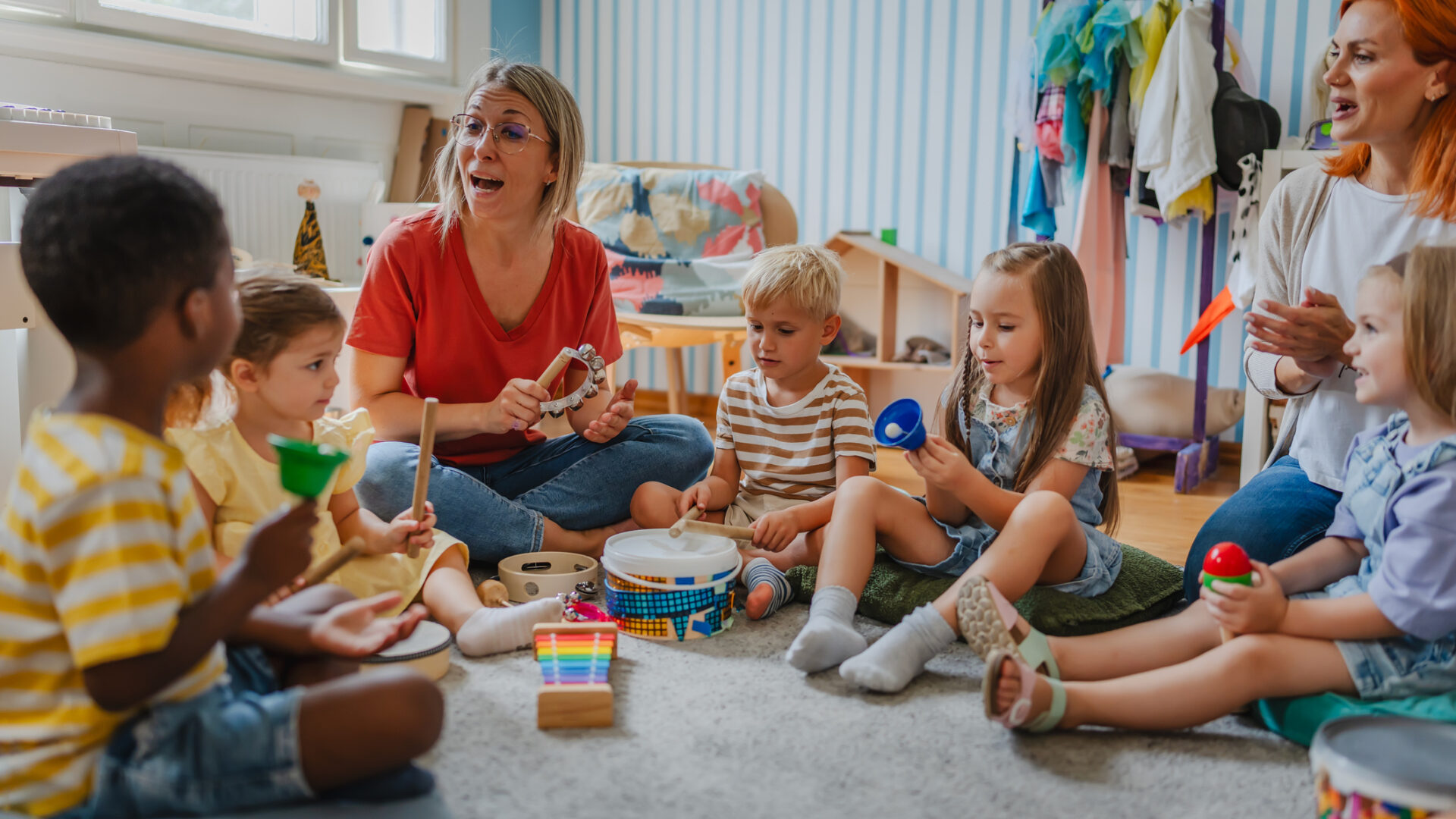 Attraktive Angebote für die Kinderbetreuung sind ein zentraler Faktor für die Fachkräftegewinnung unserer Metropolregion. Fotonachweis: istockphotos.com / Lordn