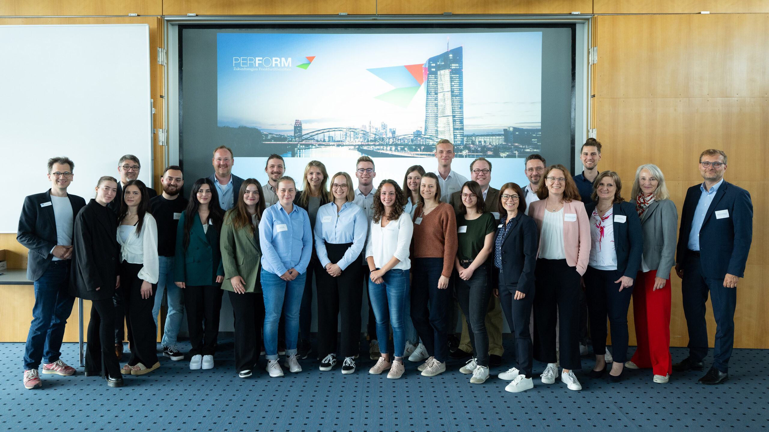 Am 4. Juli 2024 präsentierten PERFORM und die Hochschulen Darmstadt und Rhein-Main in der IHK Darmstadt ihre Ergebnisse des Projekts „Zukunftsfähige Gewerbegebiete – Synergie im Quartier“. Fotonachweis: PERFORM GbR / Markus Schmidt