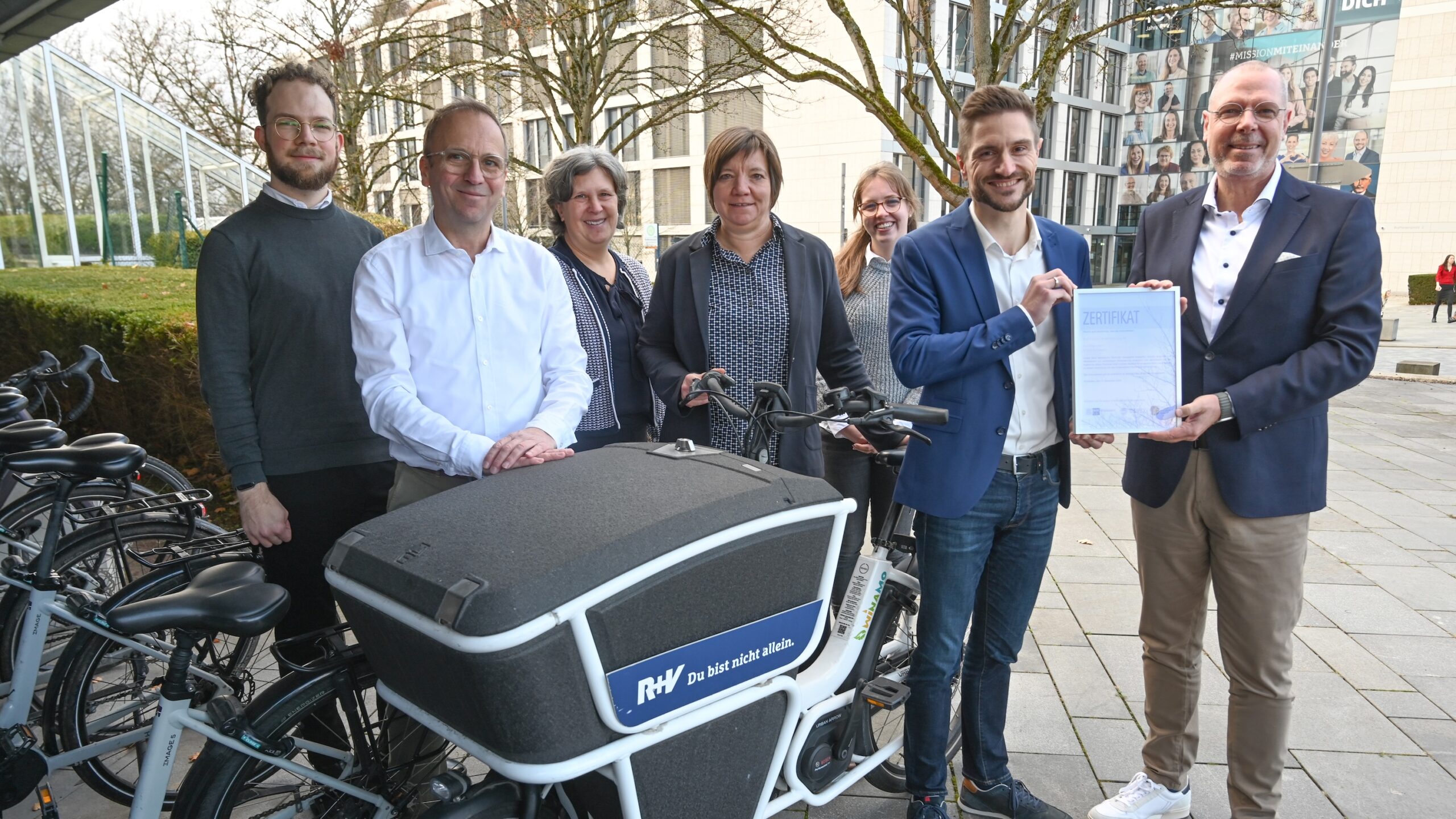 Die R+V Versicherung hat im November 2025 das Prädikat „vorbildlich mobil“ für ihr betriebliches Mobilitätsmanagement erhalten, das besonderen Wert auf Nachhaltigkeit und Klimaschutz legt. Fotonachweis: R+V