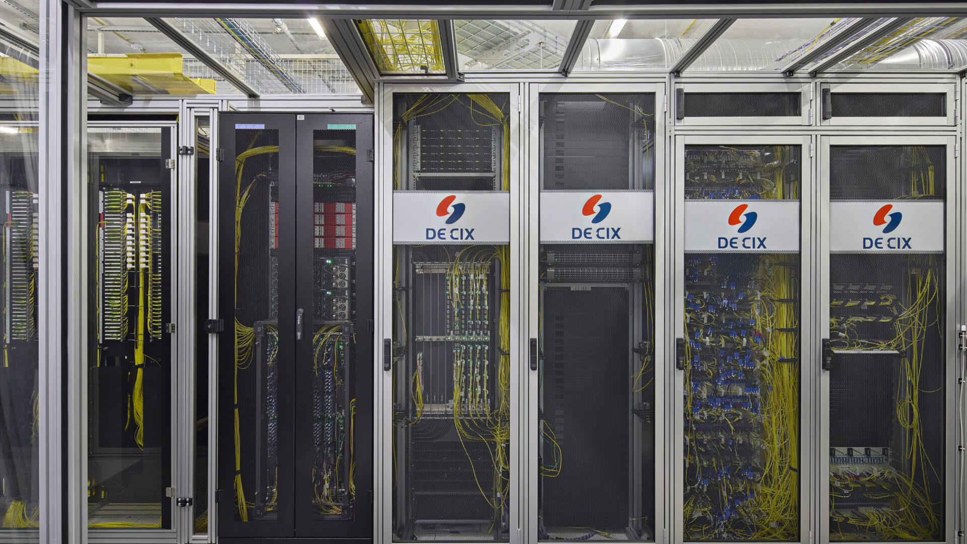 Der DE-CIX, der größte kommerzielle Internetknotenpunkt der Welt, ist der zentrale Nerv des globalen Datenverkehrs und Symbol für die Innovationskraft von FrankfurtRheinMain. Fotonachweis: DE-CIX Management GmbH