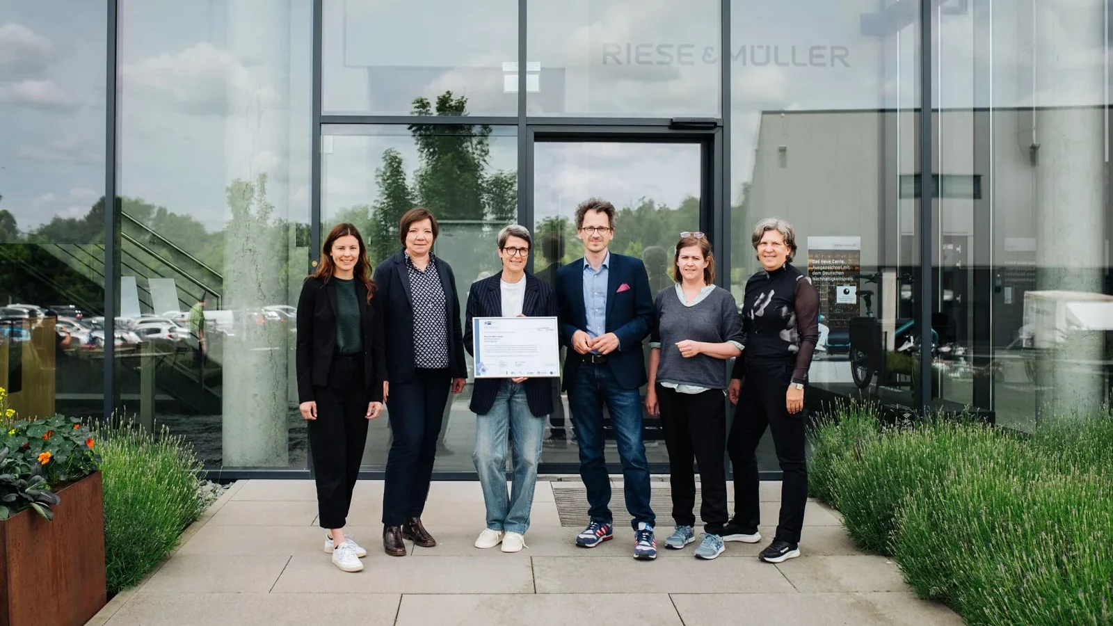 Für seinen ganzheitlichen Ansatz im betrieblichen Mobilitätsmanagement ist der E-Bike-Hersteller Riese und Müller aus Mühltal im Juni 2025 mit dem Prädikat „vorbildlich mobil“ ausgezeichnet worden. Fotonachweis: Riese und Müller