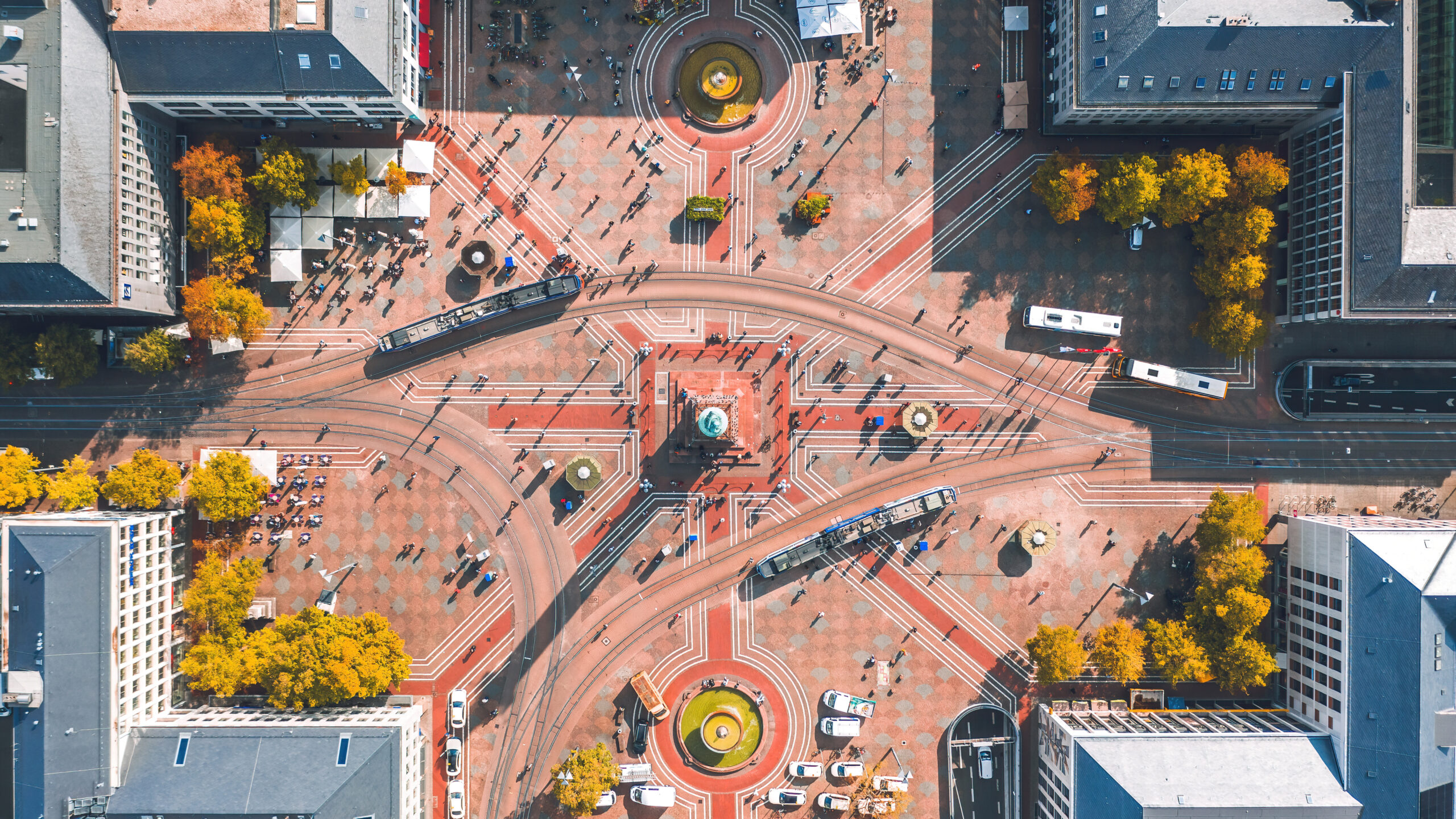 Der Luisenplatz in Darmstadt als Luftaufnahme von oben. Das Bild ist urheberrechtlich geschützt. Fotonachweis: istockphotos.com / taranchic