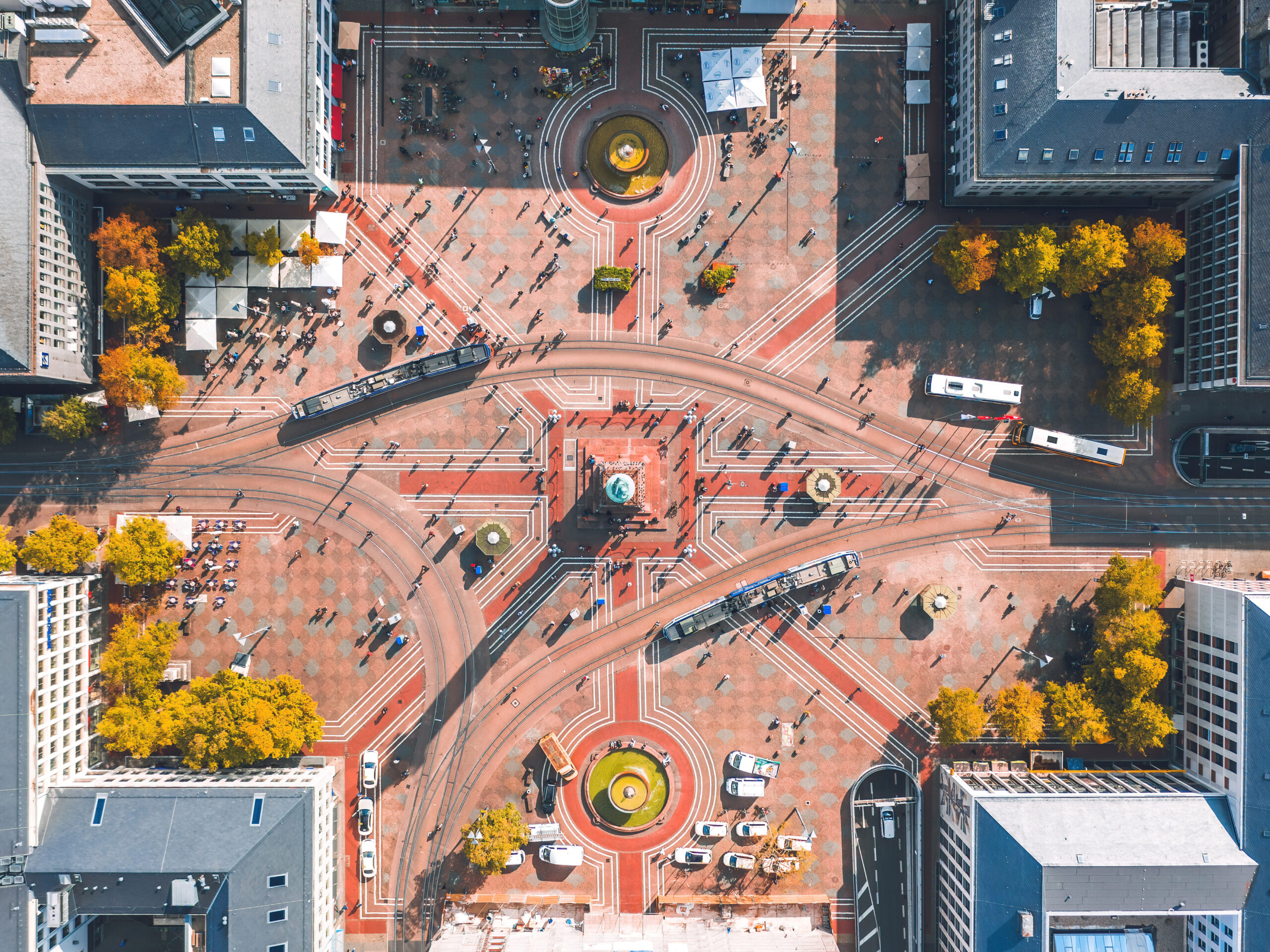 Der Luisenplatz in Darmstadt als Luftaufnahme von oben. Das Bild ist urheberrechtlich geschützt. Fotonachweis: istockphotos.com / taranchic