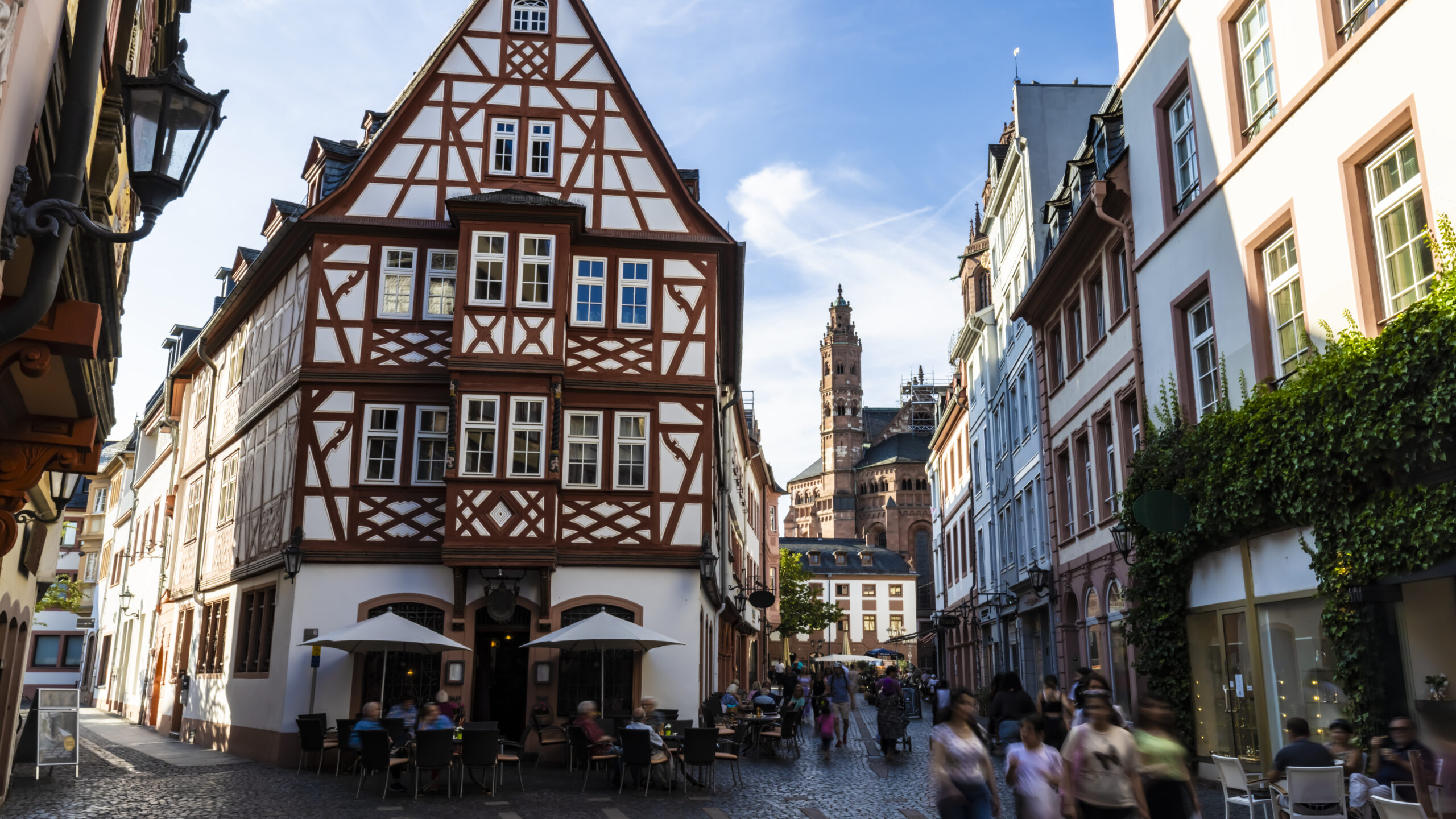 Nicht nur die rheinland-pfälzische Landeshauptstadt Mainz entzückt mit romantischen Fachwerkhäusern, verwinkelten Gassen, abwechslungsreicher Gastronomie und bunten Einkaufsstraßen. Kleine und große Städte unserer Metropolregion haben einiges zu bieten, und viele Kommunen investieren gezielt in lebendige Innenstädte. istockphotos.com / querbeet