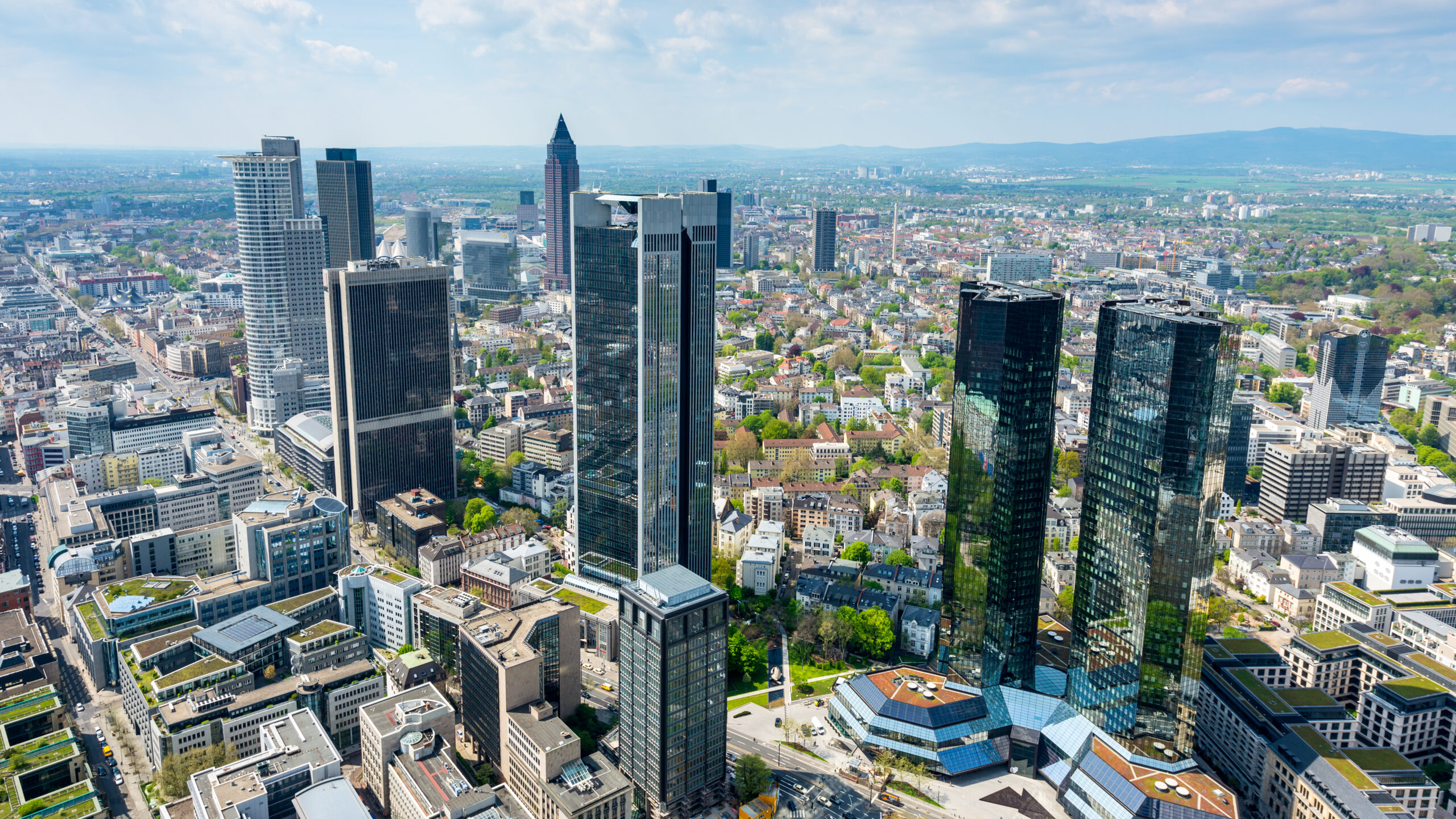 Die Skyline in Frankfurt am Main ist sicher eine der bekanntesten bildlichen Assoziationen, die Menschen aus dem Ausland mit unserer Metropolregion verbinden, Fotonachweis: istockphotos.com / Chris Hepbrun