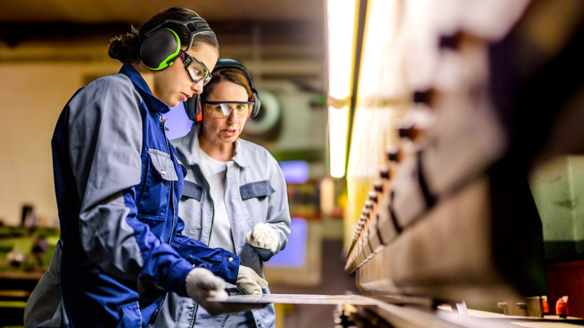 Facharbeiterinnen in der Fertigungsindustrie. Fotonachweis: istockphotos.com / vm