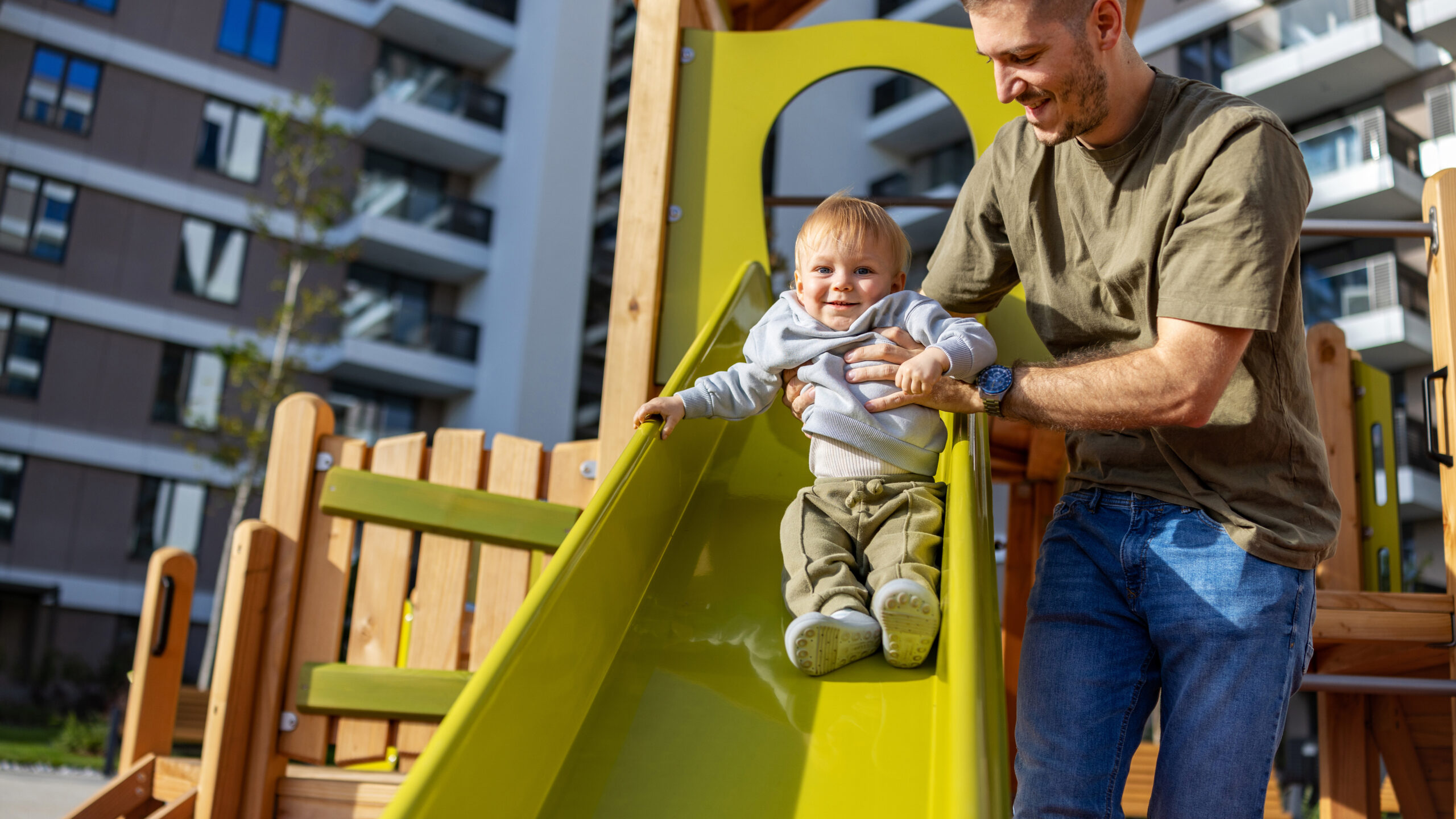 Was macht Wohnorte attraktiv für Fachkräfte und ihre Familien? Das PERFORM-Audit „Ausgezeichneter Wohnort für Fachkräfte“ unterstützt Kommunen, ihre Wohnqualität und Willkommenskultur zu verbessern. Fotonachweis: istockphotos.com / Constantinis