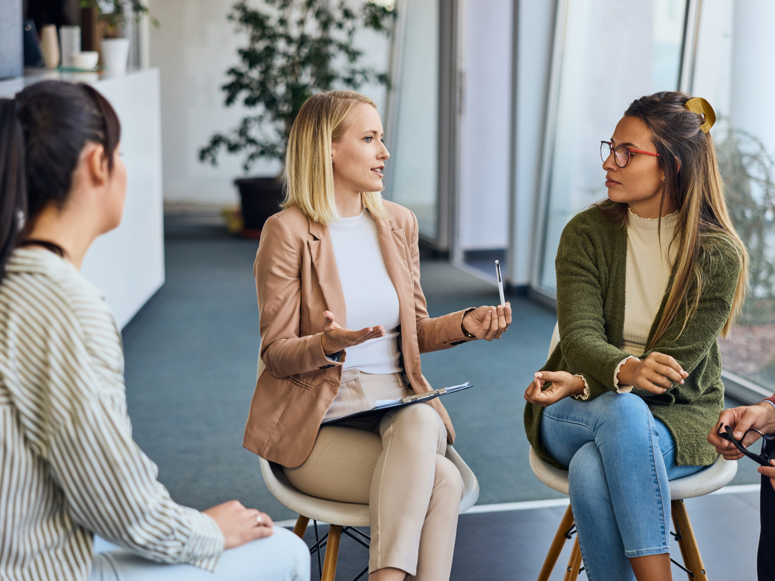 Über die Wirtschaftskammern der Metropolregion FrankfurtRheinMain bietet PERFORM ausgewählte Berarungen für Kommunen und Unternehmen an. Fotonachweis: istockphotos.com/nortonrsx