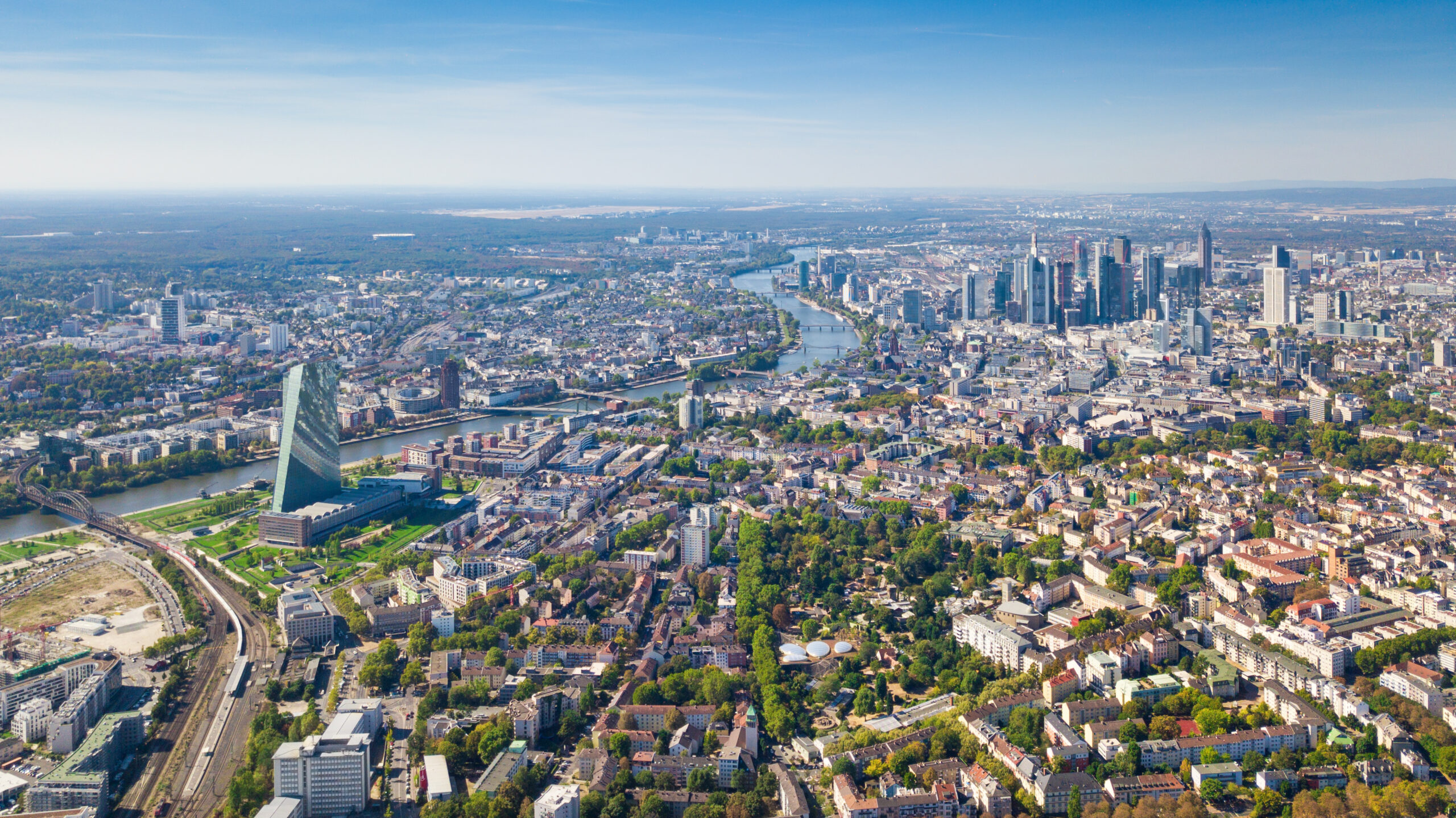 International bekannt ist FrankfurtRheinMain als global bedeutender Finanzstandort. Als solcher bieten wir exzellenten Zugang zu Kapital. Die Wirtschaft der Metropolregion hat ihre große Stärke jedoch in ihrer Branchenvielfalt. istockphotos.com / LangPhoto