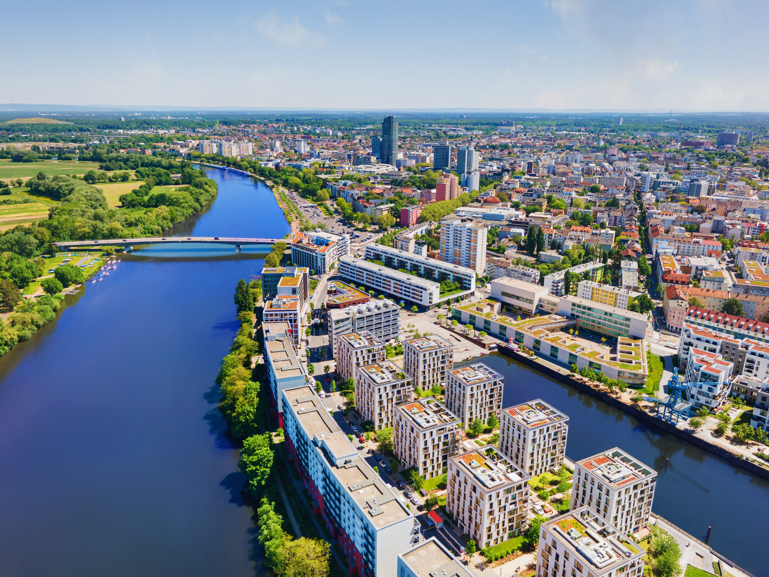 Luftaufnahme vom Hafen in Offenbach am Main mit Blick in die umliegende Region. Das Bild ist urheberrechtlich geschützt. Fotonachweis: istockphoto.com / LangPhoto
