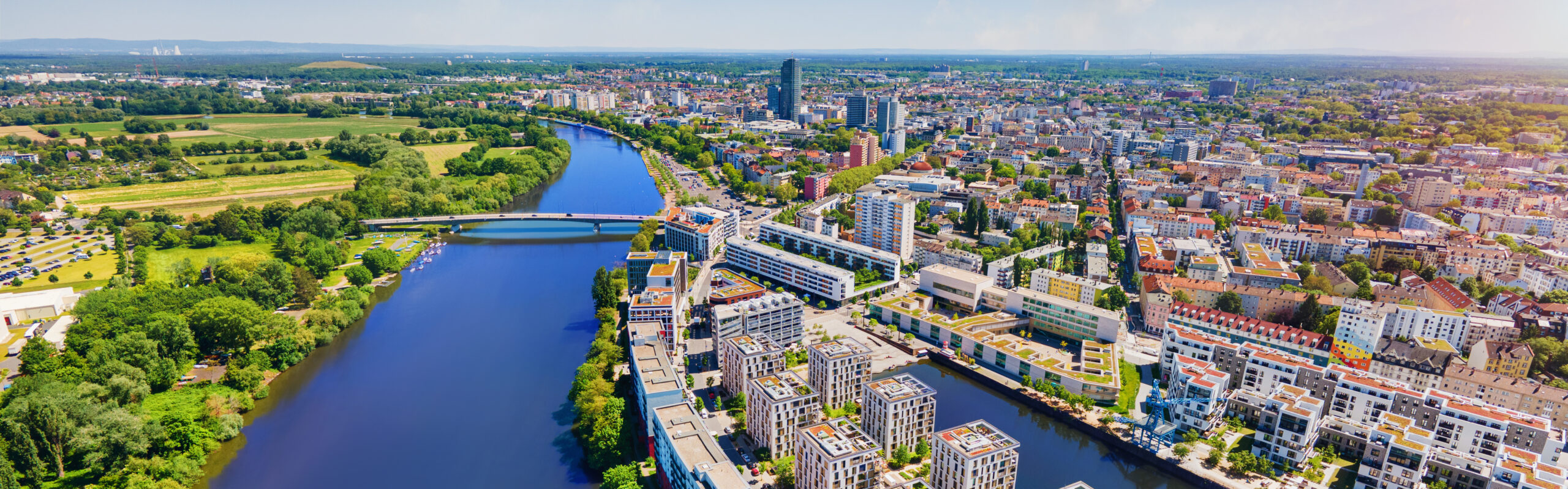 Luftaufnahme vom Hafen in Offenbach am Main mit Blick in die umliegende Region. Das Bild ist urheberrechtlich geschützt. Fotonachweis: istockphoto.com / LangPhoto