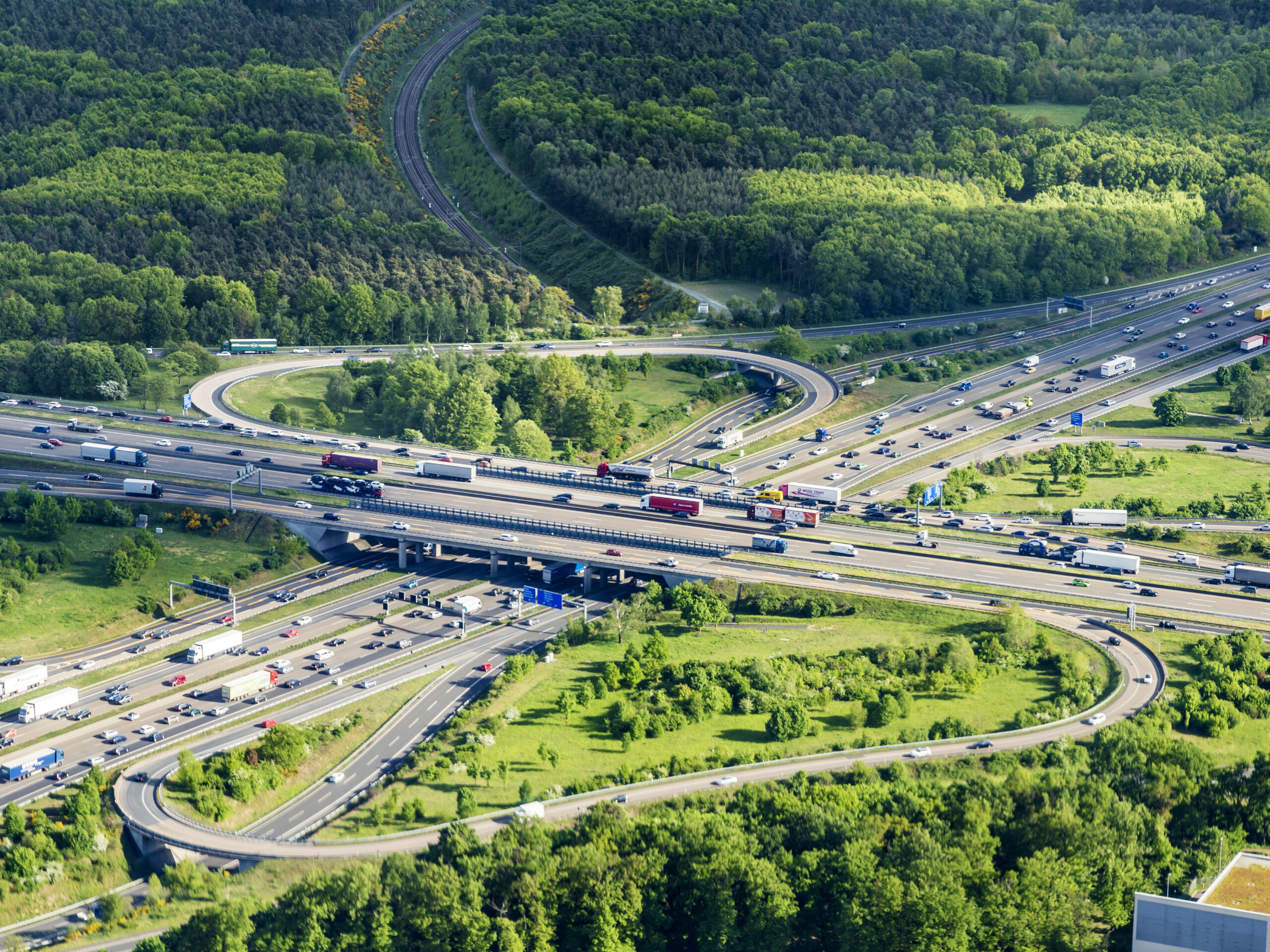 Das Frankfurter Kreuz ist ein Autobahnkreuz in Kleeblattform und einer der meistbefahrenen Straßenknotenpunkte Europas. Fotonachweis: istockphotos.com / Meinzahn