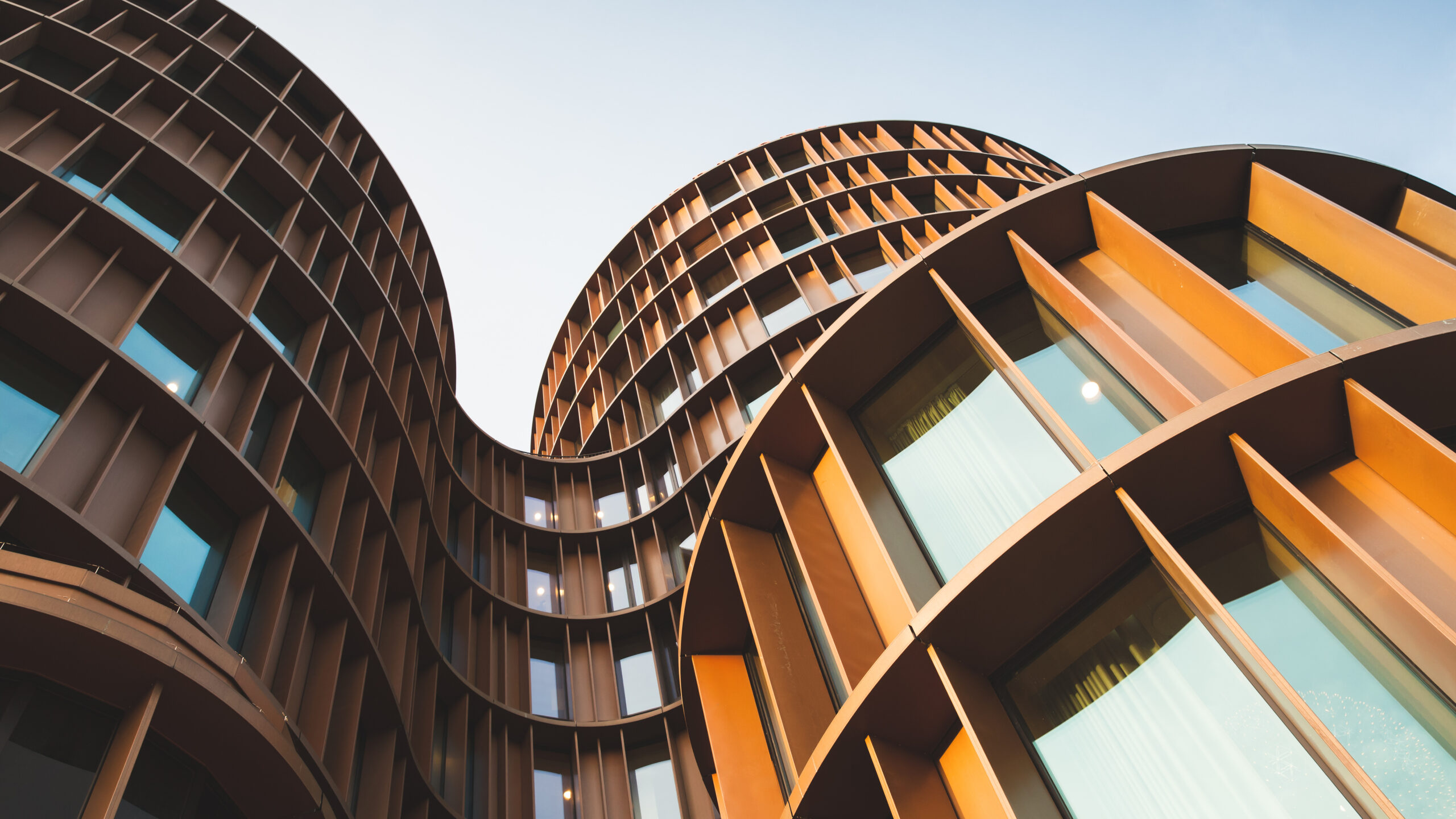 Abstrakte zeitgenössische Architektur vor blauem Himmel. Das Bild ist urheberrechtlich geschützt. Fotonachweis: istockphotos.com / eugenesergeev