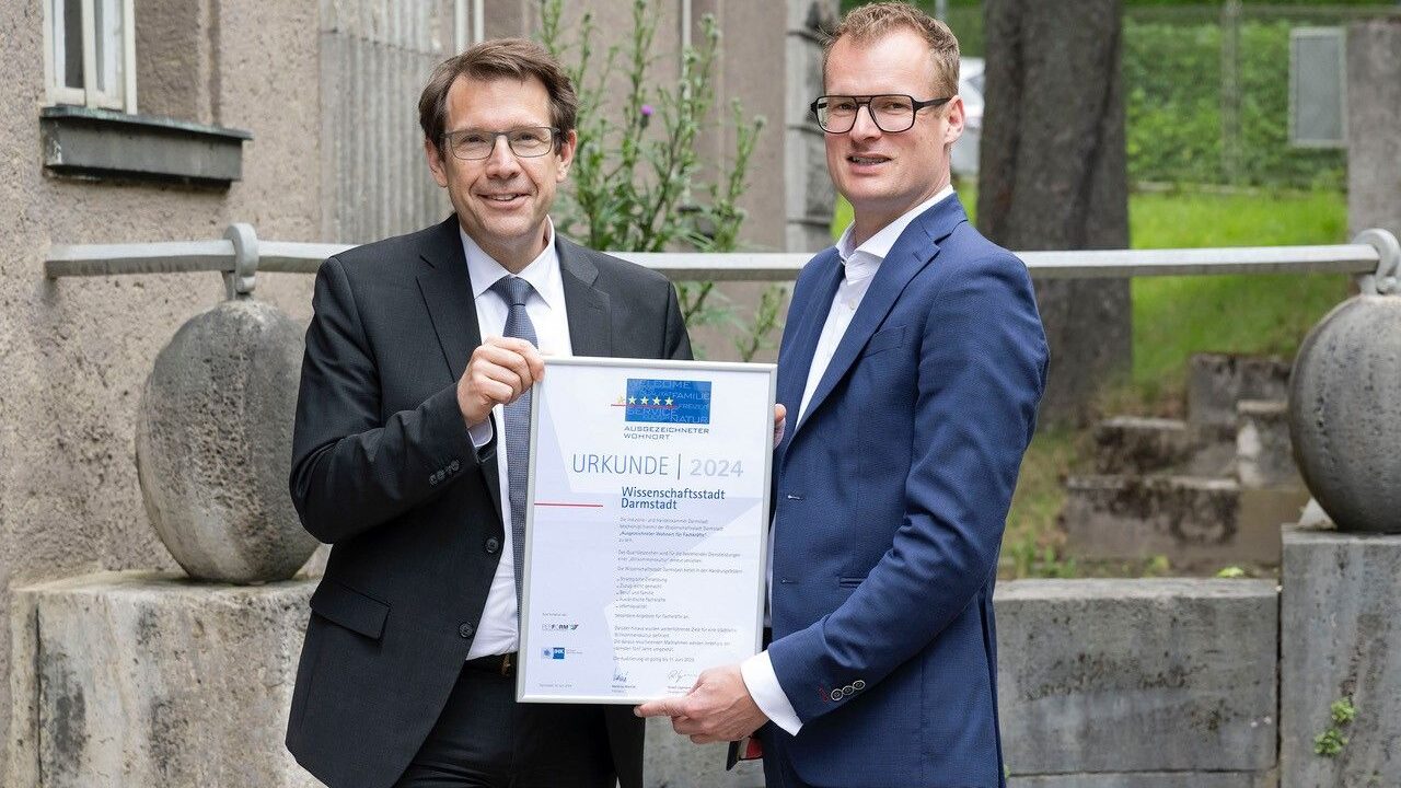 Die Stadt Darmstadt ist erneut mit dem Qualitätszeichen „Ausgezeichneter Wohnort für Fachkräfte“ prämiert worden. Fotonachweis: IHK Darmstadt / Klaus Mai