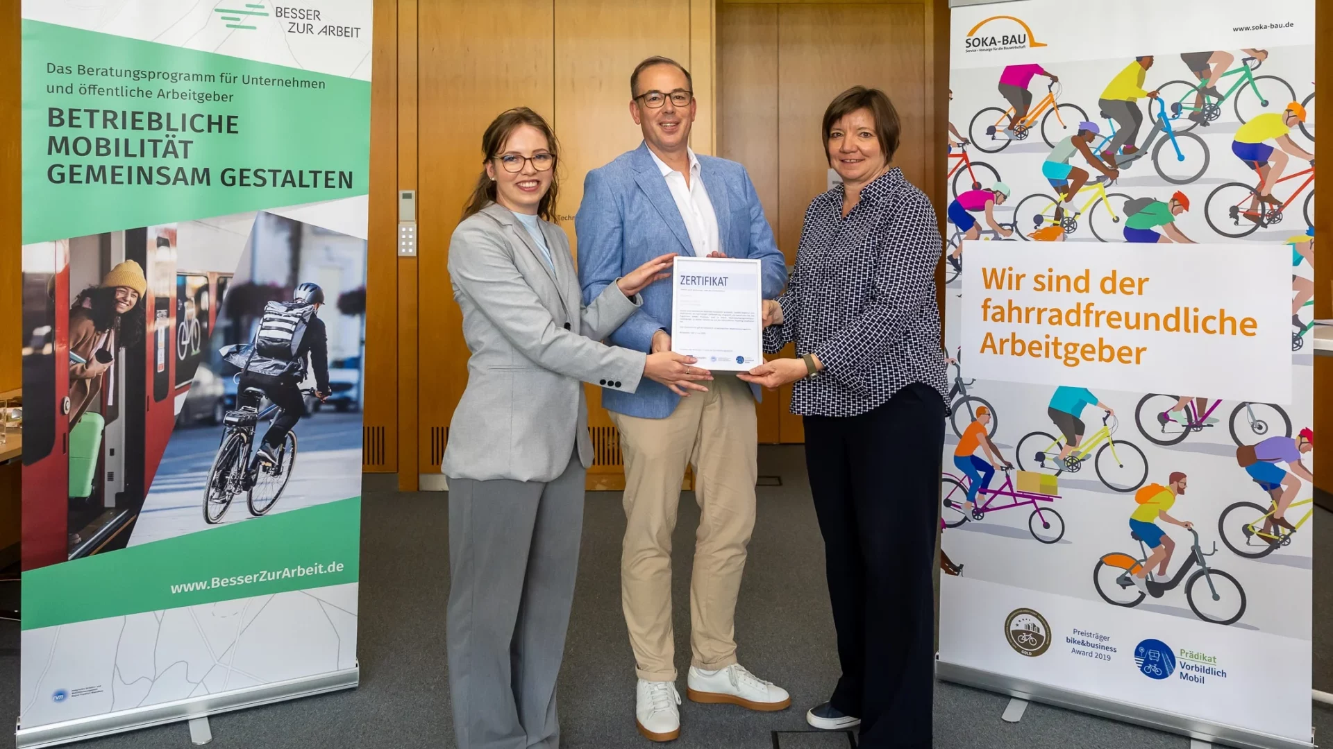 SOKA-BAU ist im Juli 2025 erneut mit dem Prädikat „vorbildlich mobil“ für sein betriebliches Mobilitätsmanagement und seinen Einsatz für nachhaltige Mobilität in der Stadt Wiesbaden ausgezeichnet worden. Fotonachweis: Detlef Gottwald