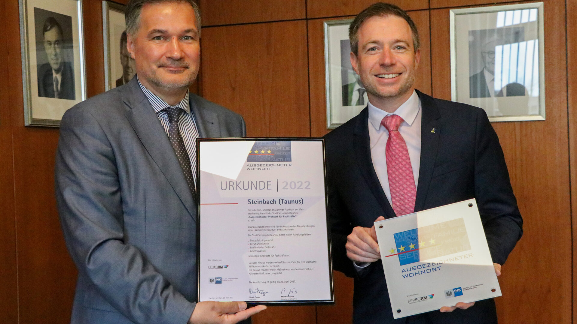 Die Stadt Steinbach freute sich 2022 über eine erneute Zertifizierung mit dem Qualitätszeichen „Ausgezeichneter Wohnort für Fachkräfte“. Oberbürgermeister Steffen Bonk nahm die Urkunde von Klaus-Stefan Ruoff, Vizepräsident der IHK Frankfurt am Main entgegen. Fotonachweis: Stadt Steinbach