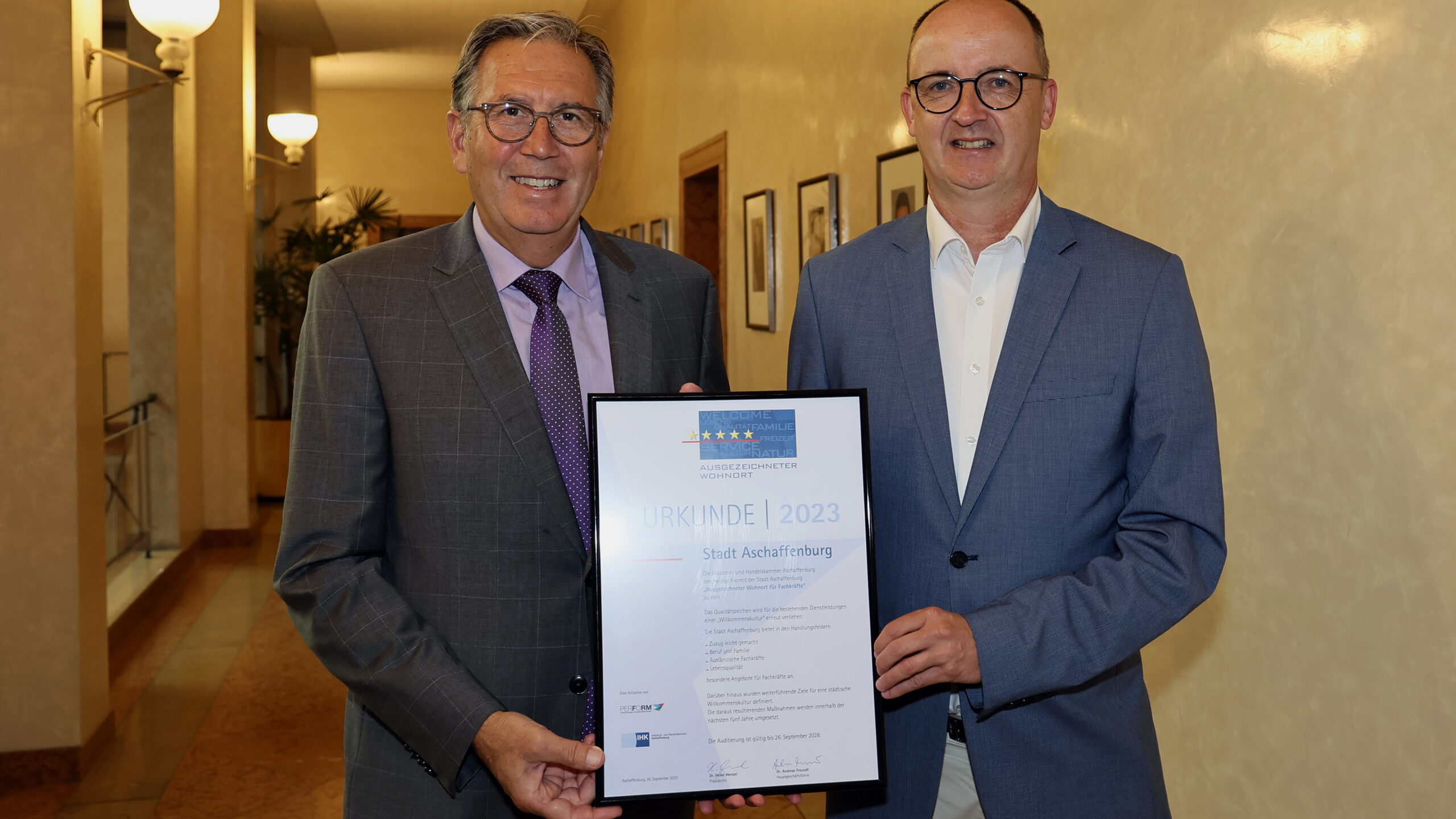 Die Stadt Aschaffenburg wurde 2023 zum zweiten Mal mit dem Qualitätszeichen „Ausgezeichneter Wohnort für Fachkräfte“ prämiert. Oberbürgermeister Jürgen Herzing (links) nahm die Urkunde von Dr. Andreas Freundt, Hauptgeschäftsführer der IHK Aschaffenburg, entgegen. Fotonachweis: Stadt Aschaffenburg / Ralf Hettler