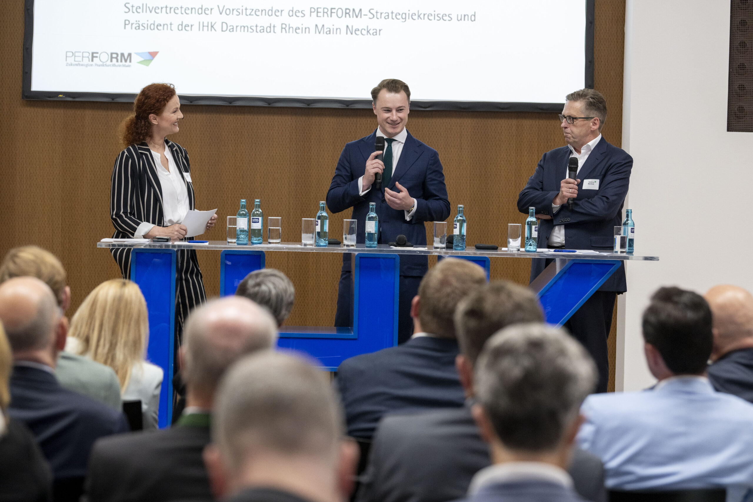 Beim „Tag der Metropolregion“ am 24. Juni 2024 stellte sich Staatssekretär Benedikt Kuhn (Mitte) als neuer Chef der Hessischen Staatskanzlei und als neuer Vorsitzende des Länderübergreifenden Strategieforums FrankfurtRheinMain vor. Im Talk mit Matthias Martiné, damaliger Präsident der IHK Darmstadt, sprach er über Entwicklungsziele für FrankfurtRheinMain. Fotonachweis: PERFORM GbR / Stefan Krutsch