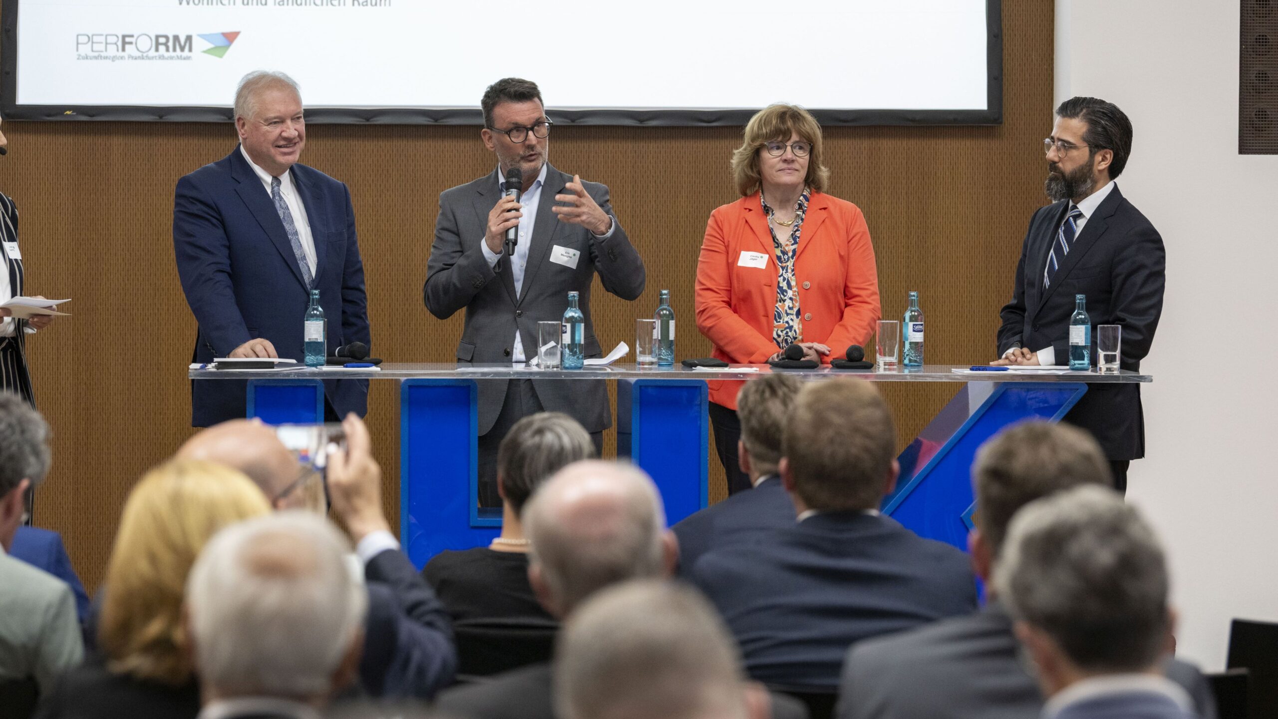 Beim Podiumstalk zum Wirtschaftsfaktor Fläche am 24. Juni 2024 sprachen (v.l.) Ulrich Caspar (Vorsitzender, PERFORM), Eric Menges (Geschäftsführer, FRM GmbH), Claudia Jäger (Verbandsdirektorin, Regionalverband FrankfurtRheinMain) und Umut Sönmez, Staatssekretär im hessischen Ministerium für Wirtschaft, Energie, Verkehr, Wohnen und ländlicher Raum, über eine zukunftsfähige Flächenentwicklung. Fotonachweis: PERFORM GbR / Stefan Krutsch
