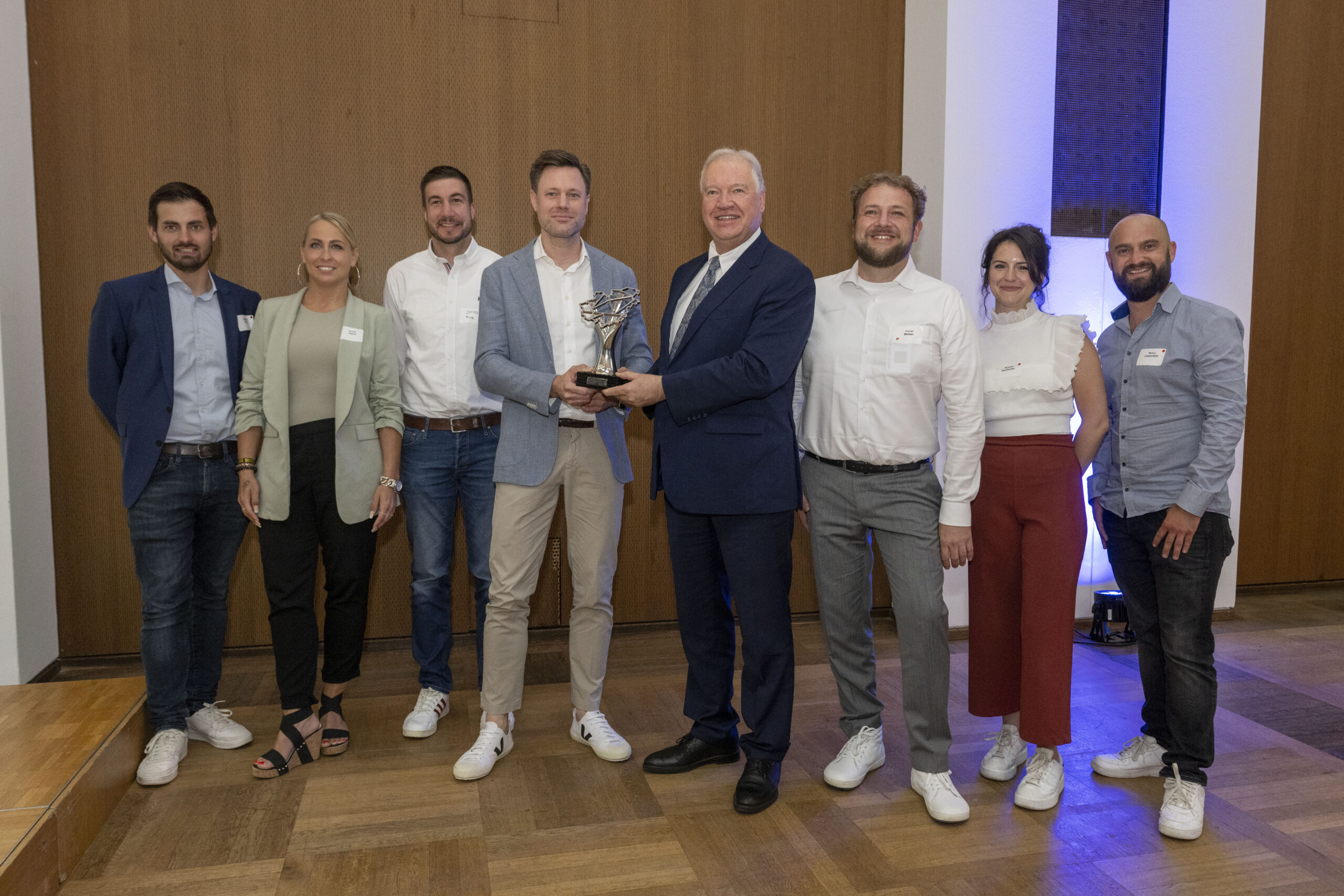 Circle – der Hub für Urban Mining aus Offenbach am Main konnte im Publikumsvoting beim Tag der Metropolregion 2024 überzeugen. Ulrich Caspar, Vorsitzender von PERFORM und Präsident der IHK Frankfurt am Main, überreicht den Preis der Metropolregion 2024 an die stolzen Sieger. Fotonachweis: PERFORM GbR / Stefan Krutsch