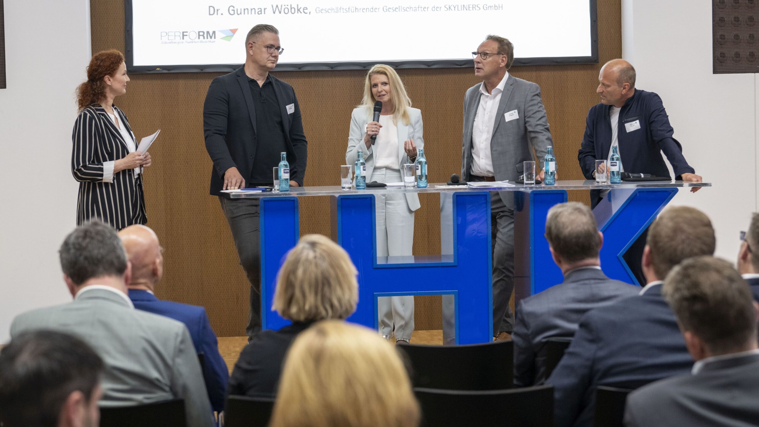 Im Zeichen der Fußball-EM stand der Talk beim „Tag der Metropolregion“ 2024 zu Sportgroßereignissen in FrankfurtRheinMain. Fotonachweis: PERFORM GbR / Stefan Krutsch