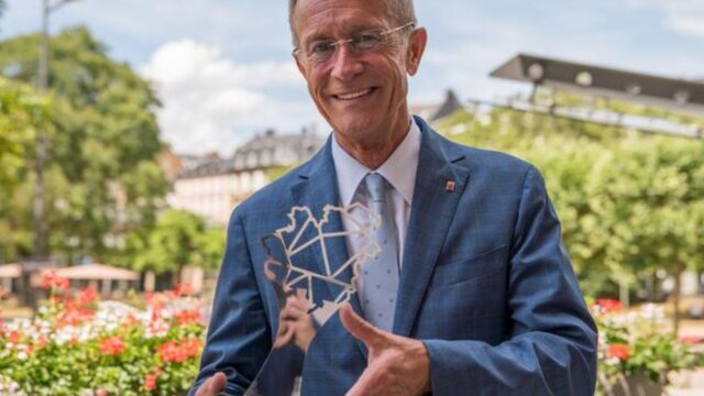 SStaatsminister a. D. Axel Wintermeyer wurde 2023 in seiner damaligen Funktion als Chef der Hessischen Staatskanzlei und Vorsitzender des Länderübergreifenden Strategieforums FrankfurtRheinMain symbolisch und ohne Preisgeld mit dem „Preis der Metropolregion“ ausgezeichnet – als Auftakt zur offiziellen Auslobung des Preises im Jahr 2024. Fotonachweis: Hessische Staatskanzlei