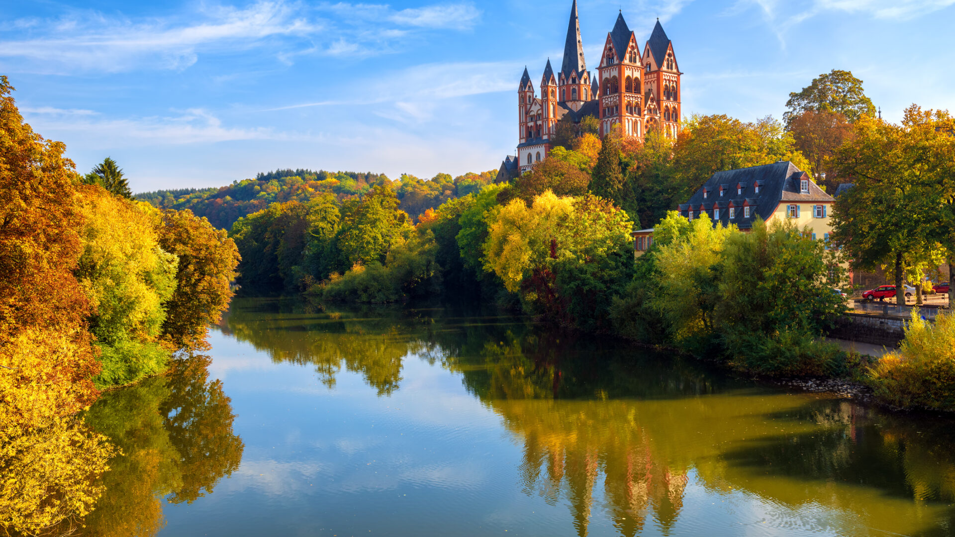 Moderne und historische Architektur lässt sich in der gesamten Metropolregion FrankfurtRheinMain bewundern. Nicht wenige davon sind beeindruckende Sakralbauten wie der Limburger Dom. Seit dem Jahr 1827 ist dieser die Kathedralkirche des Bistums Limburg und thront oberhalb der Altstadt von Limburg an der Lahn. Fotonachweis: istockphotos.com / Xantana