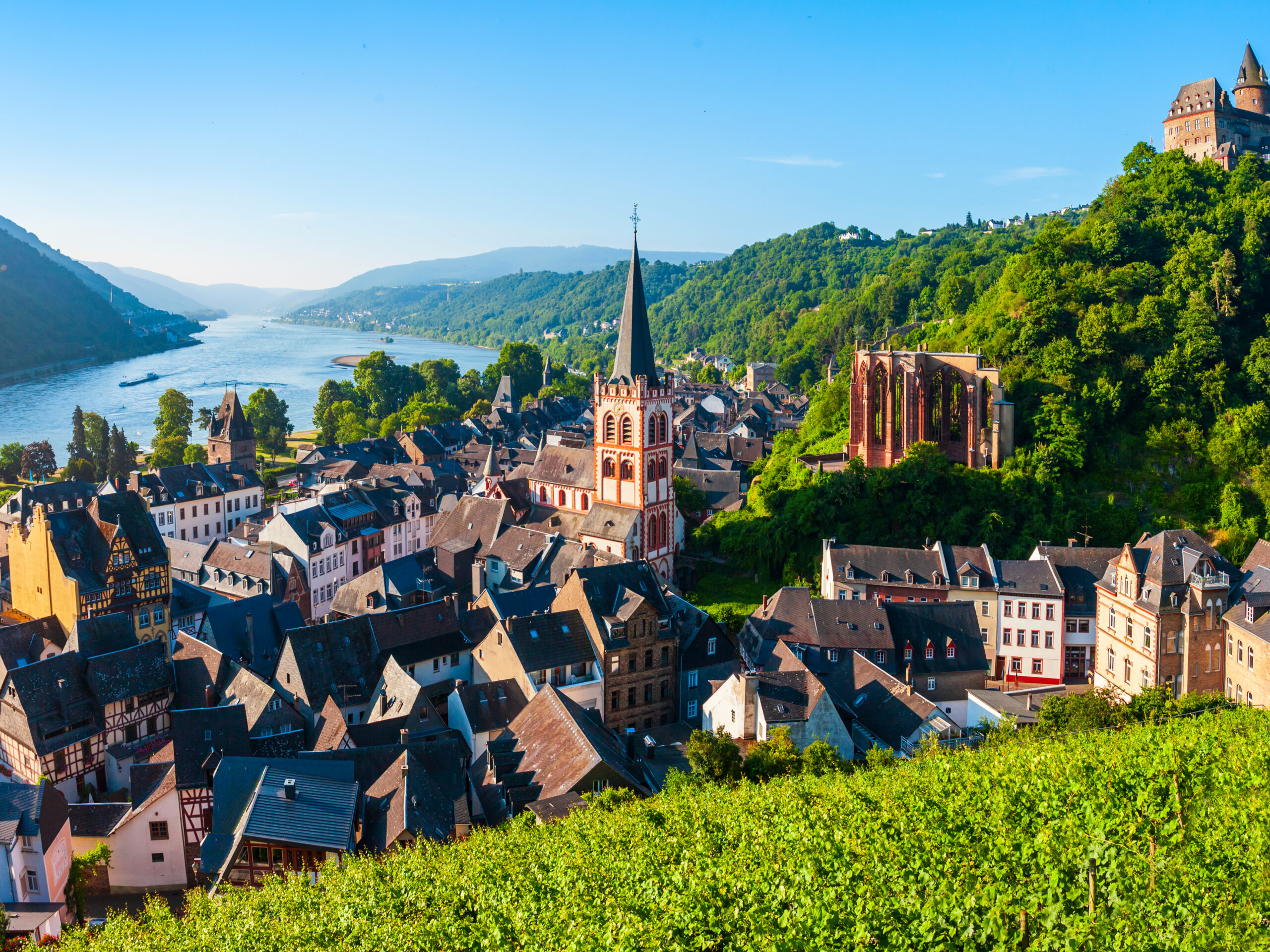 Die Altstadt von Bacharach im Landkreis Mainz-Bingen ist eine von zahlreichen UNESCO-Welterbestätten in FrankfurtRheinMain und Sinnbild für Rheinromantik. Fotonachweis: istockphotos.com / saiko3p