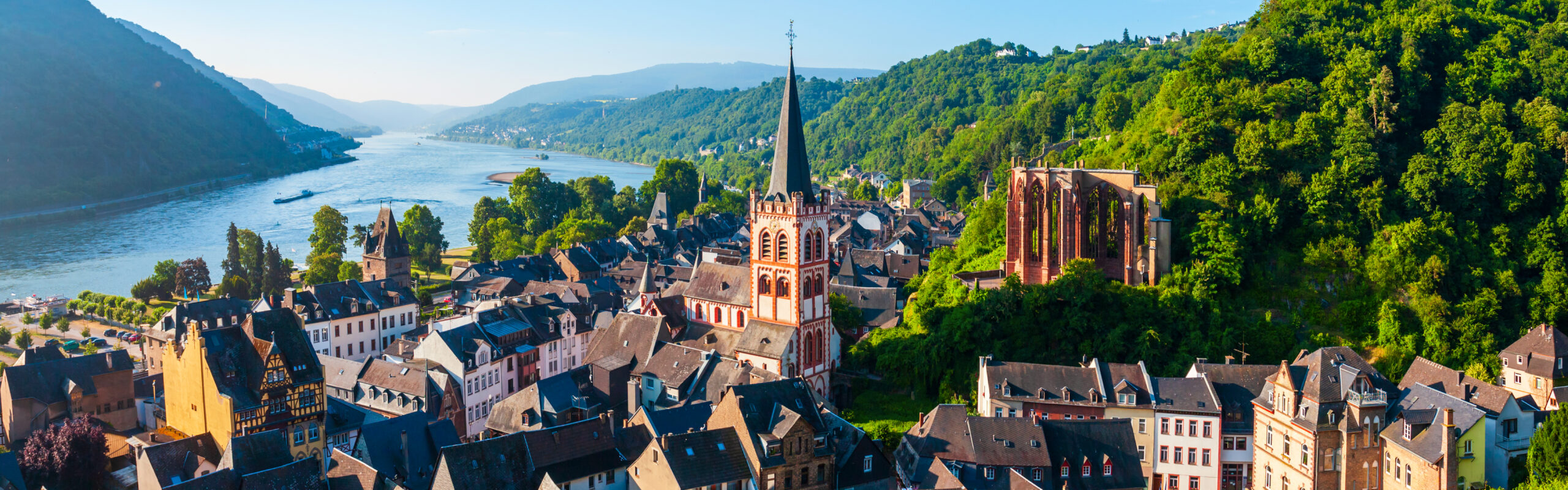 Die Altstadt von Bacharach im Landkreis Mainz-Bingen ist eine von zahlreichen UNESCO-Welterbestätten in FrankfurtRheinMain und Sinnbild für Rheinromantik. Fotonachweis: istockphotos.com / saiko3p