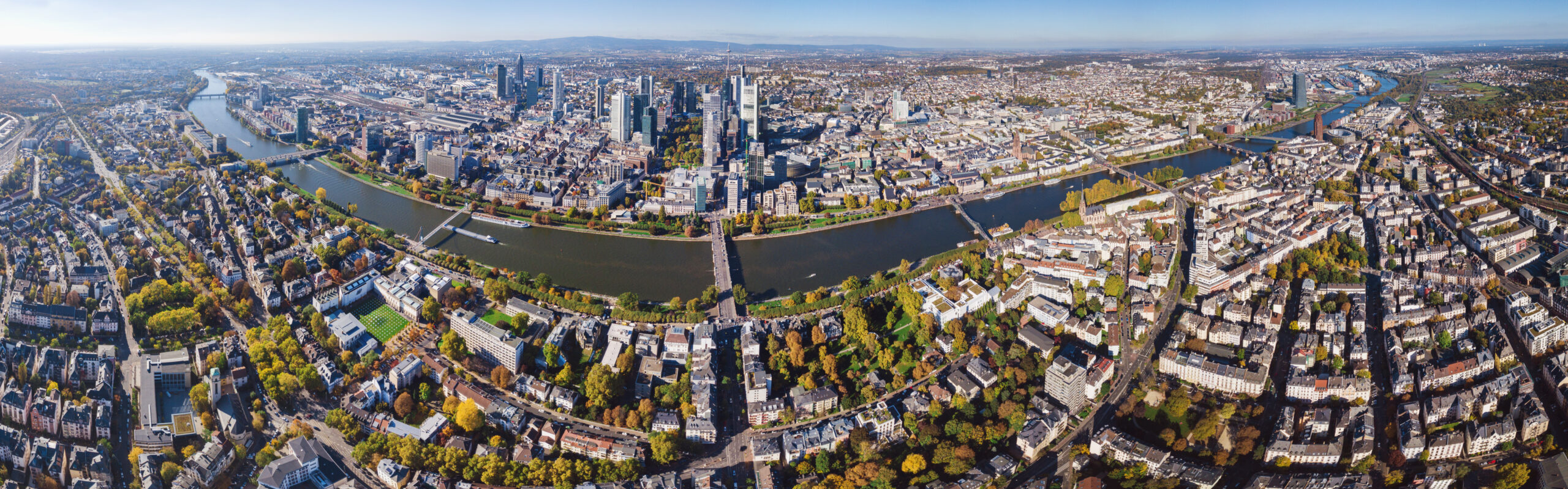 Blick auf Frankfurt am Main und das umliegende Rhein-Main-Gebiet. Fotonachweis: istockphotos.com/LangPhoto