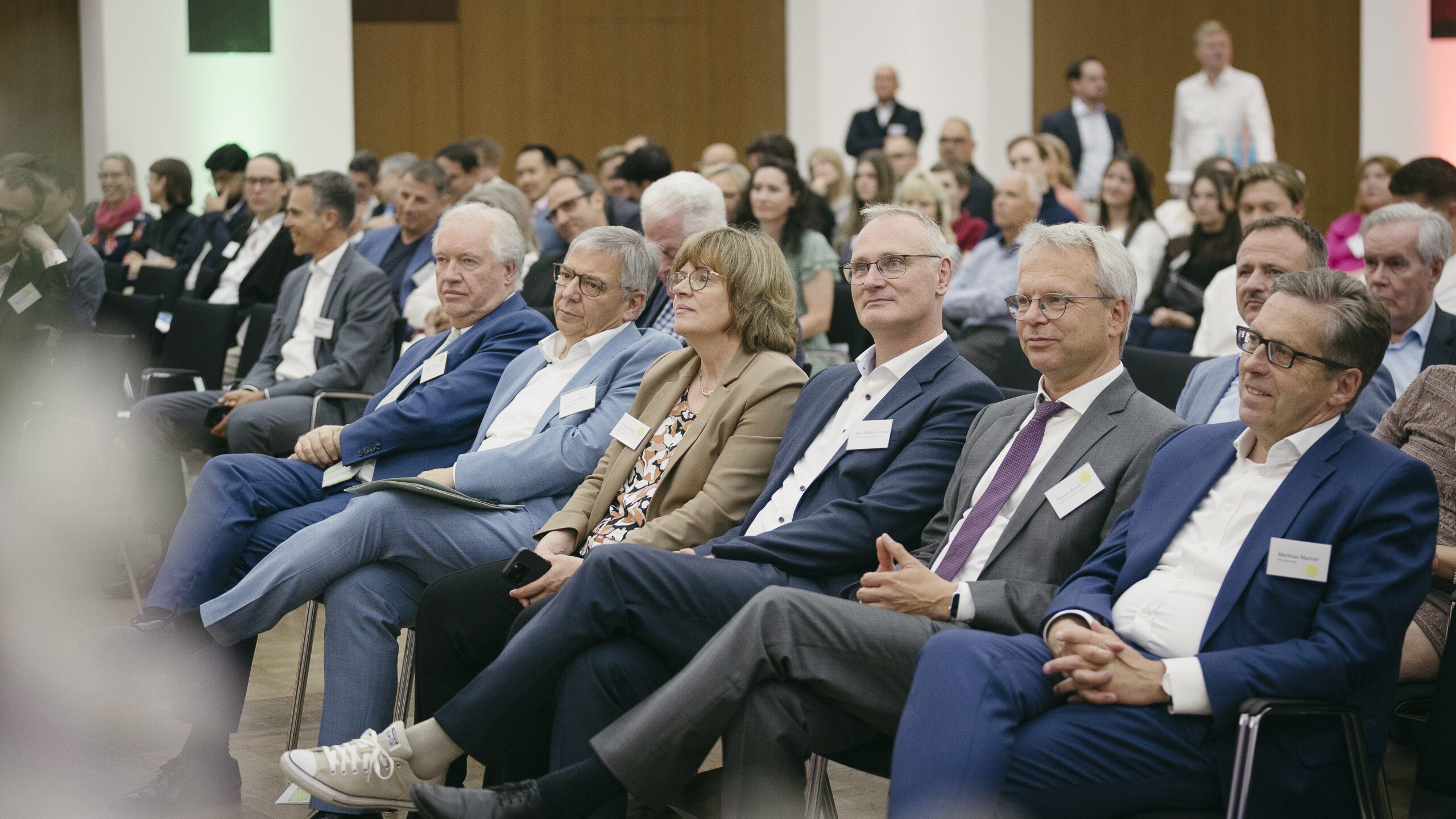 Das Publikum des „Tags der Metropolregion“2025: Es waren wieder zahlreiche Vertreter:innen aus Wirtschaft, Politik, Verwaltung, Wissenschaft und Gesellschaft aus ganz FrankfurtRheinMain in der IHK Frankfurt am Main zu Gast. Fotonachweis: PERFORM GbR / Chris Christes