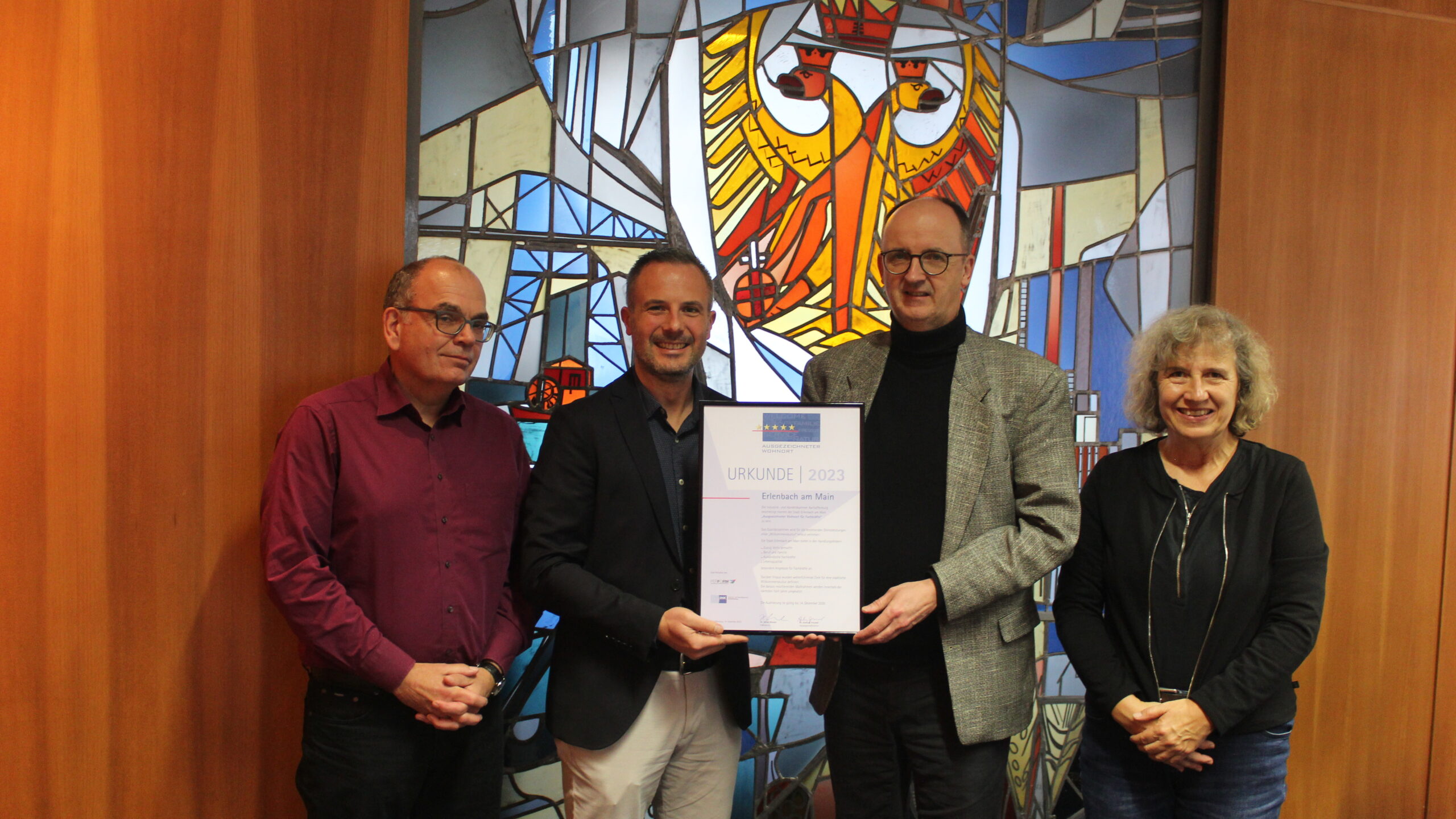 Die Stadt Erlenbach wurde 2024 bereits das dritte Mal in Folge erfolgreich als „Ausgezeichneter Wohnort für Fachkräfte“ zertifiziert. Von links: Uwe Kampf (Leiter Hauptreferat), Bürgermeister Christoph Becker, Dr. Andreas Freundt (Hauptgeschäftsführer, IHK Aschaffenburg) und Caroline Gebler (Leiterin Referat Wirtschaft-Kultur-Tourismus). Fotonachweis: Stadt Erlenbach