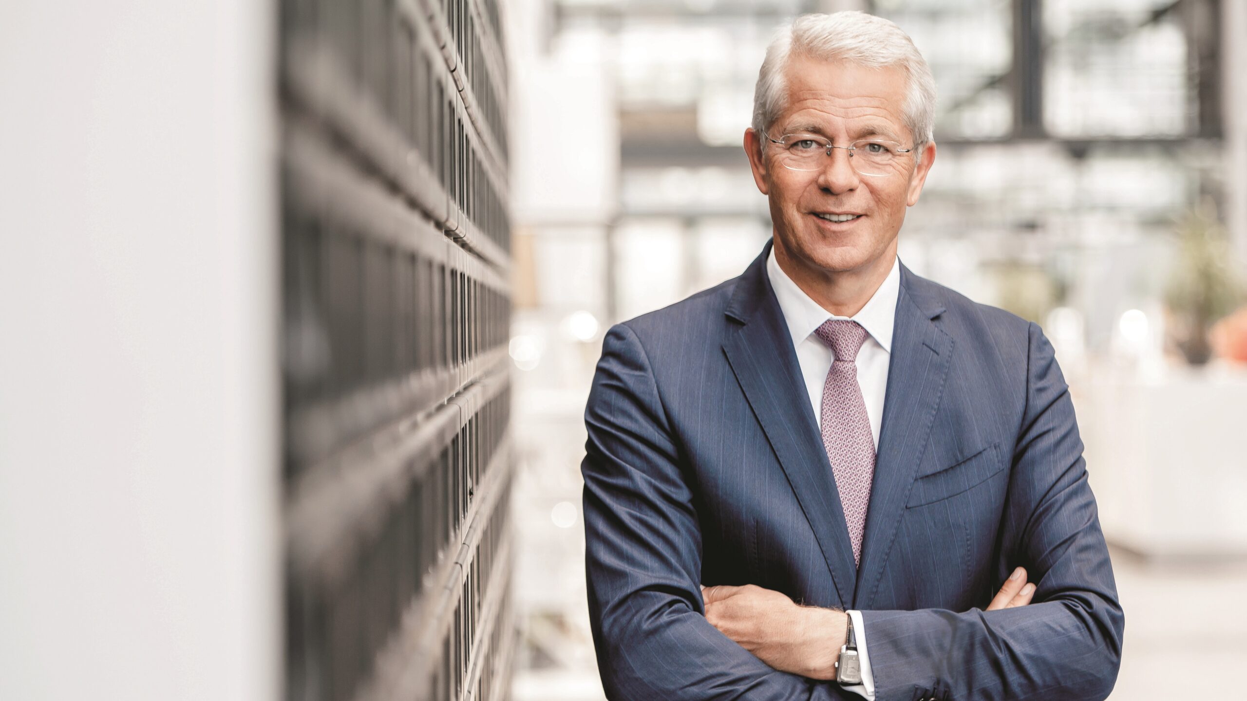 Fraport-Chef Dr. Stefan Schulte kritisiert: Die staatlich regulierten Standortkosten in Deutschland seien viel zu hoch. Er fordert von der Politik, die Wettbewerbsfähigkeit der Luftverkehrsbranche entschlossener zu stärken. Foto: Fraport AG