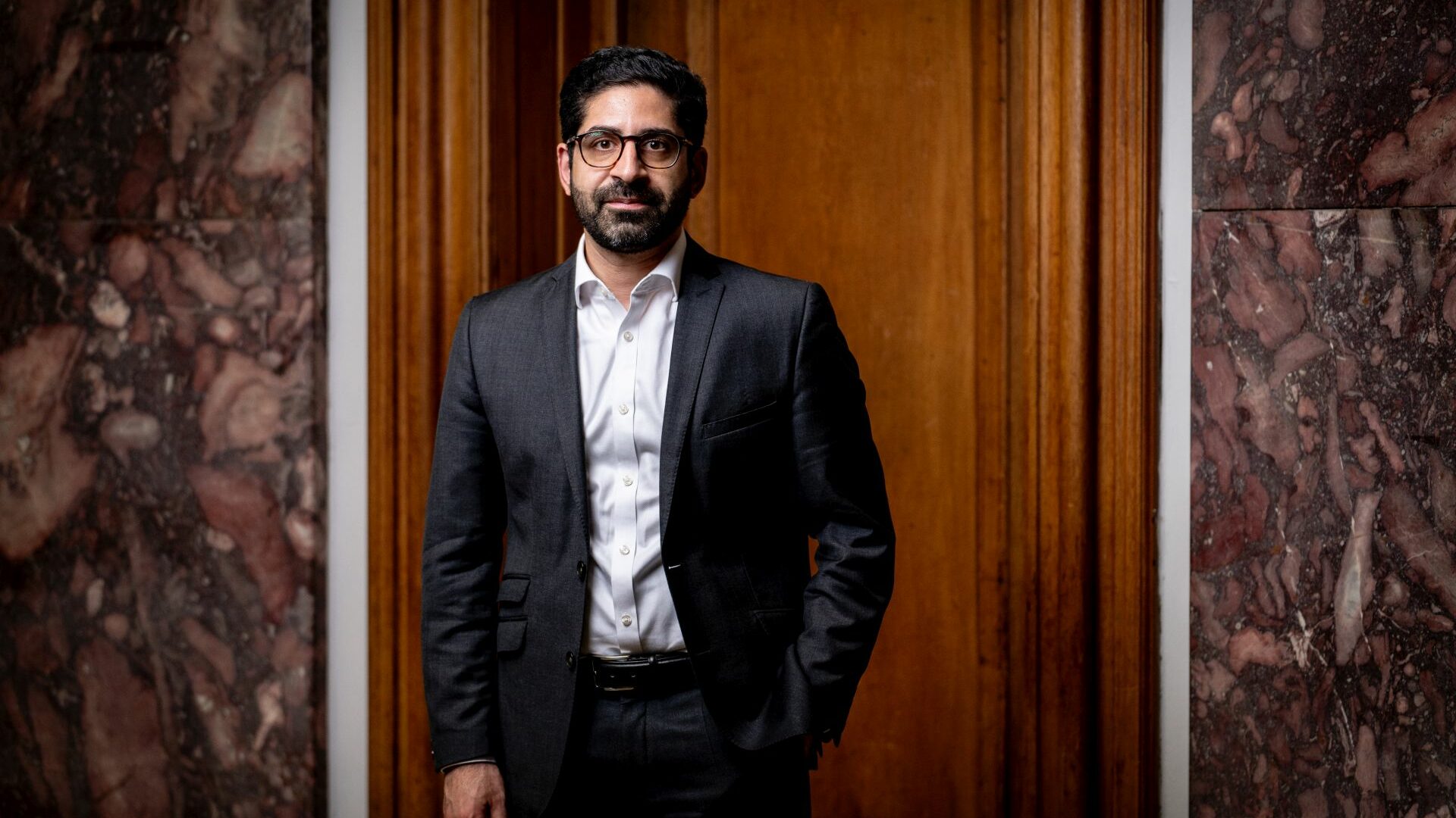 Der hessische Wirtschaftsminister Kaweh Mansoori weiß um die strategische Bedeutung des Frankfurter Flughafens für die Region. Er mahnt bessere Zusammenarbeit zwischen Bund, Ländern und der EU an, um im internationalen Wettbewerb den Anschluss nicht zu verlieren. Foto: HMWVW / Peter Jülich