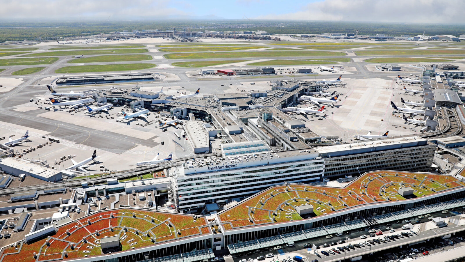 Der Frankfurter Flughafen ist eines der wichtigsten Verkehrs- und Logistikdrehkreuze der Welt und ein zentraler Standort- und Wirtschaftsfaktor für FrankfurtRheinMain. Foto: Fraport AG