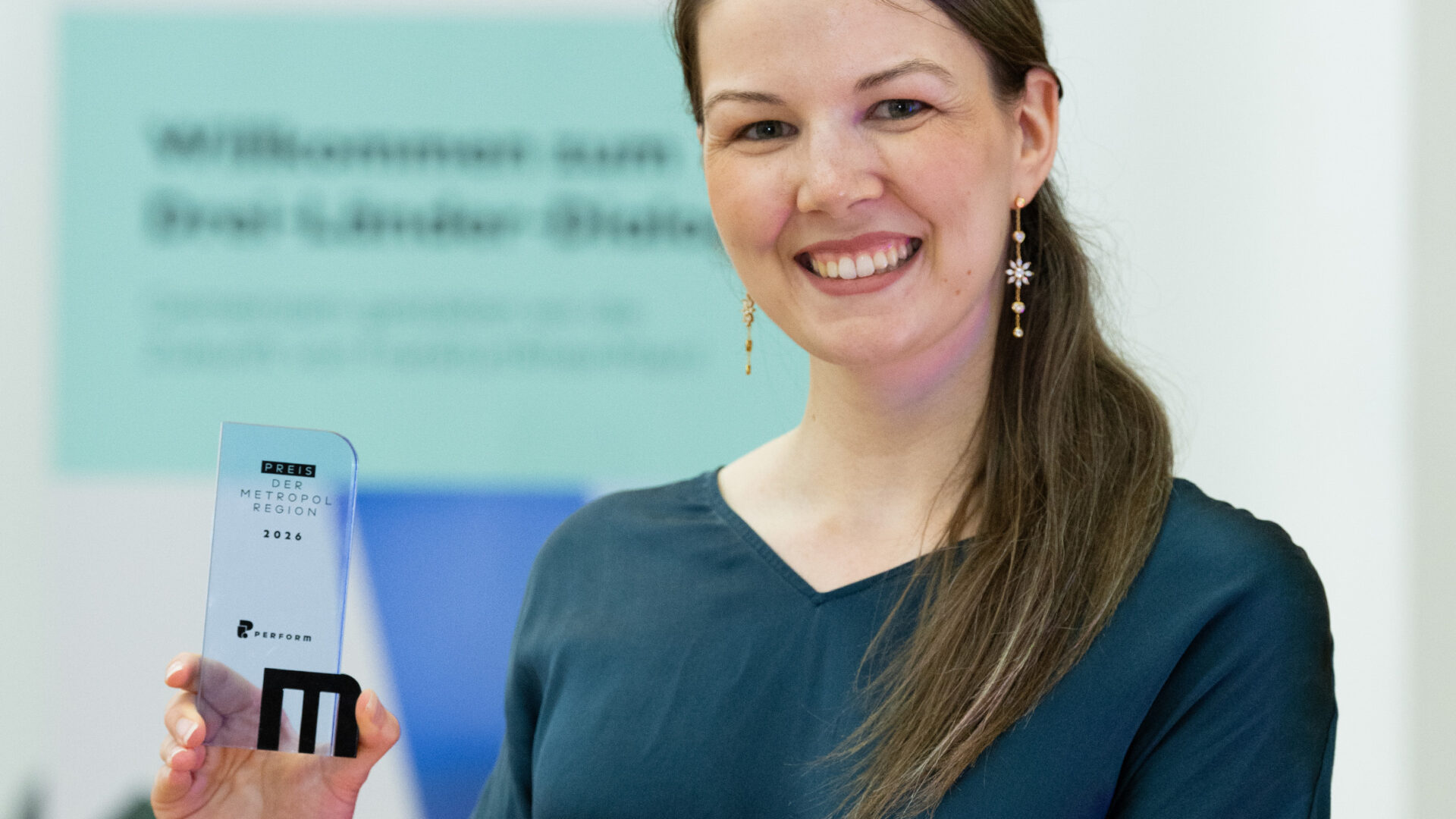 Alicia Grein, Co-Founderin und CEO der formie GmbH, und ihr Team wollen mit ihrer App Behördengänge vereinfachen. Dafür wurde formie mit dem „Preis der Metropolregion“ 2026 ausgezeichnet. Foto: PERFORM GbR / Markus Schmidt
