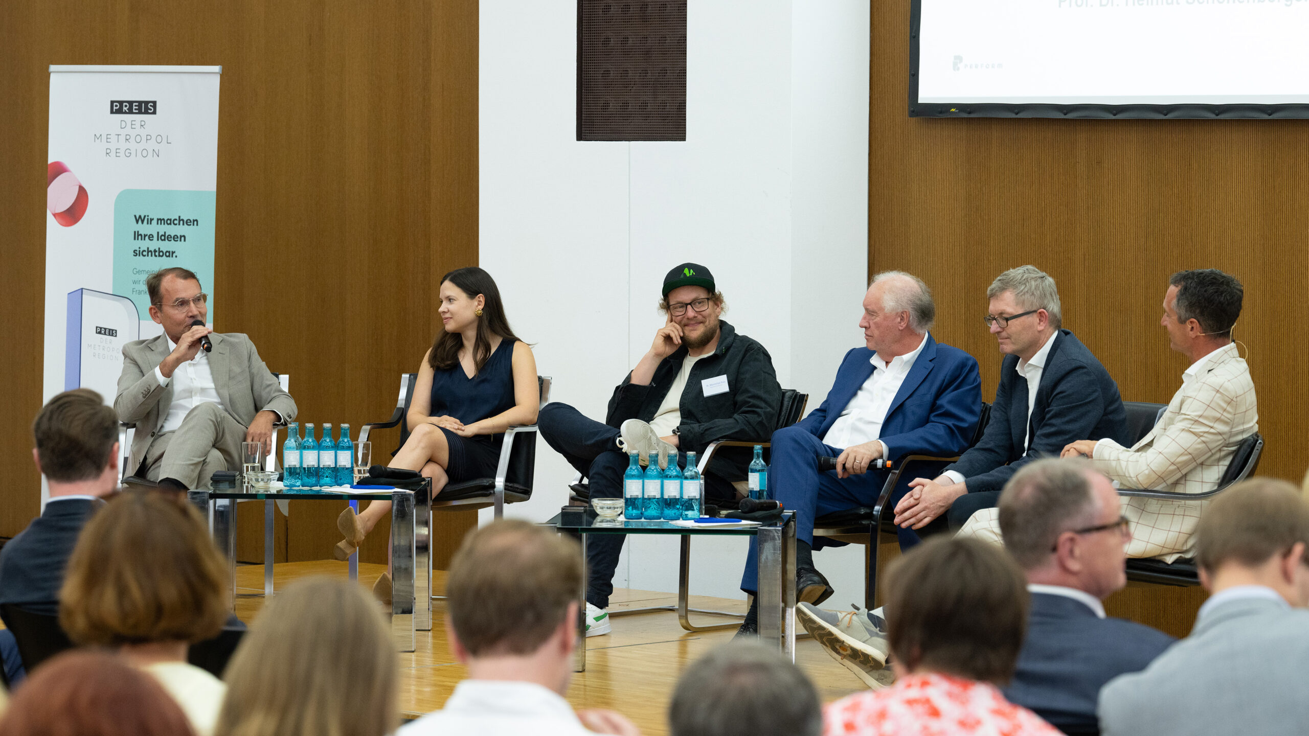 Zu der Frage, wie FrankfurtRheinMain die führende Innovations- und Startup-Region Europas werden kann, diskutierten beim Tag der Metropolregion 2026 (v. l.): Dr. Jörg Goschin, CEO von KfW Capital, Melissa Ott, CEO von FUTURY, Dr. Maximilian Fries, Co-Founder und COO von Magnotherm Solutions, Ulrich Caspar, Vorsitzender von PERFORM und Präsident der IHK Frankfurt am Main, Prof. Dr. Helmut Schönenberger, CEO von UnternehmerTUM, und Markus Philipp, Moderator (Hessischer Rundfunk). Fotonachweis: PERFORM GbR / Markus Schmidt