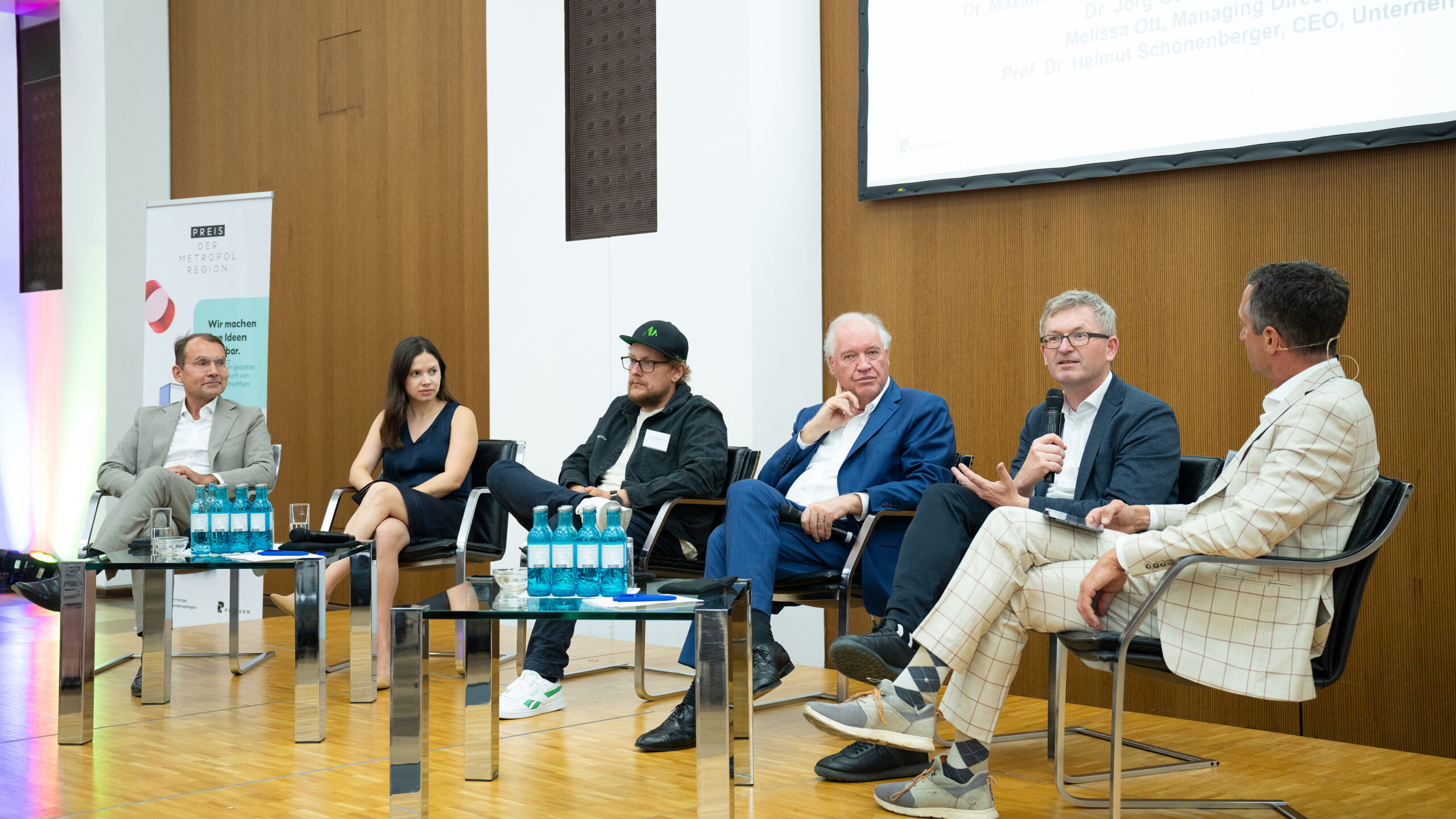 Zu der Frage, wie FrankfurtRheinMain die führende Innovations- und Startup-Region Europas werden kann, diskutierten beim Tag der Metropolregion 2026 (v. l.): Dr. Jörg Goschin, CEO von KfW Capital, Melissa Ott, CEO von FUTURY, Dr. Maximilian Fries, Co-Founder und COO von Magnotherm Solutions, Ulrich Caspar, Vorsitzender von PERFORM und Präsident der IHK Frankfurt am Main, Prof. Dr. Helmut Schönenberger, CEO von UnternehmerTUM, und Markus Philipp, Moderator (Hessischer Rundfunk). Fotonachweis: PERFORM GbR / Markus Schmidt