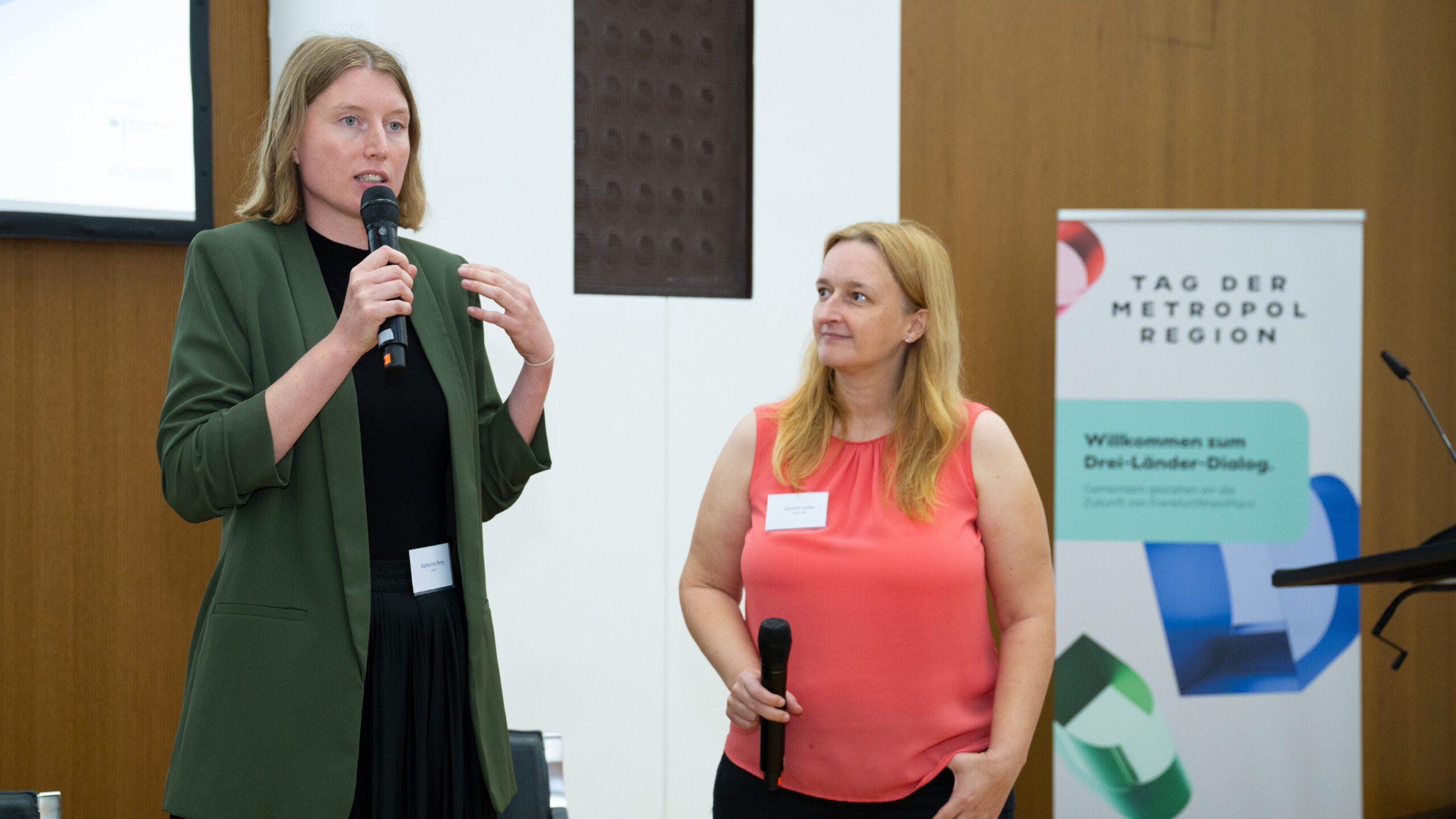 Auch ein Pilotprojekt hat es ins Finale für den Preis der Metropolregion 2026 geschafft: Fraport AG, traffiQ – lokale Nahverkehrsgesellschaft Frankfurt am Main und Karos mobility bieten mit Unterstützung der Hochschule Rhein-Main und der Hochschule Bielefeld Pendelnden am Frankfurter Flughafen nachhaltigere und flexiblere Mobilitätsoptionen. Fotonachweis: PERFORM GbR / Markus Schmidt