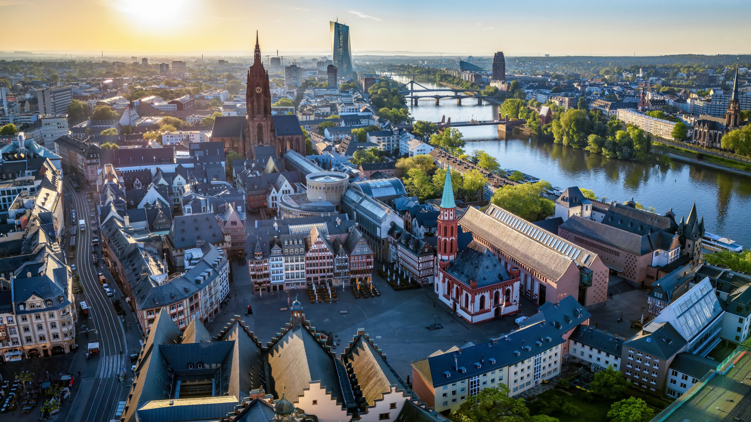 Sonnenaufgang über der Altstadt in Frankfurt am Main. Fotonachweis: istockphoto.com/SHansche